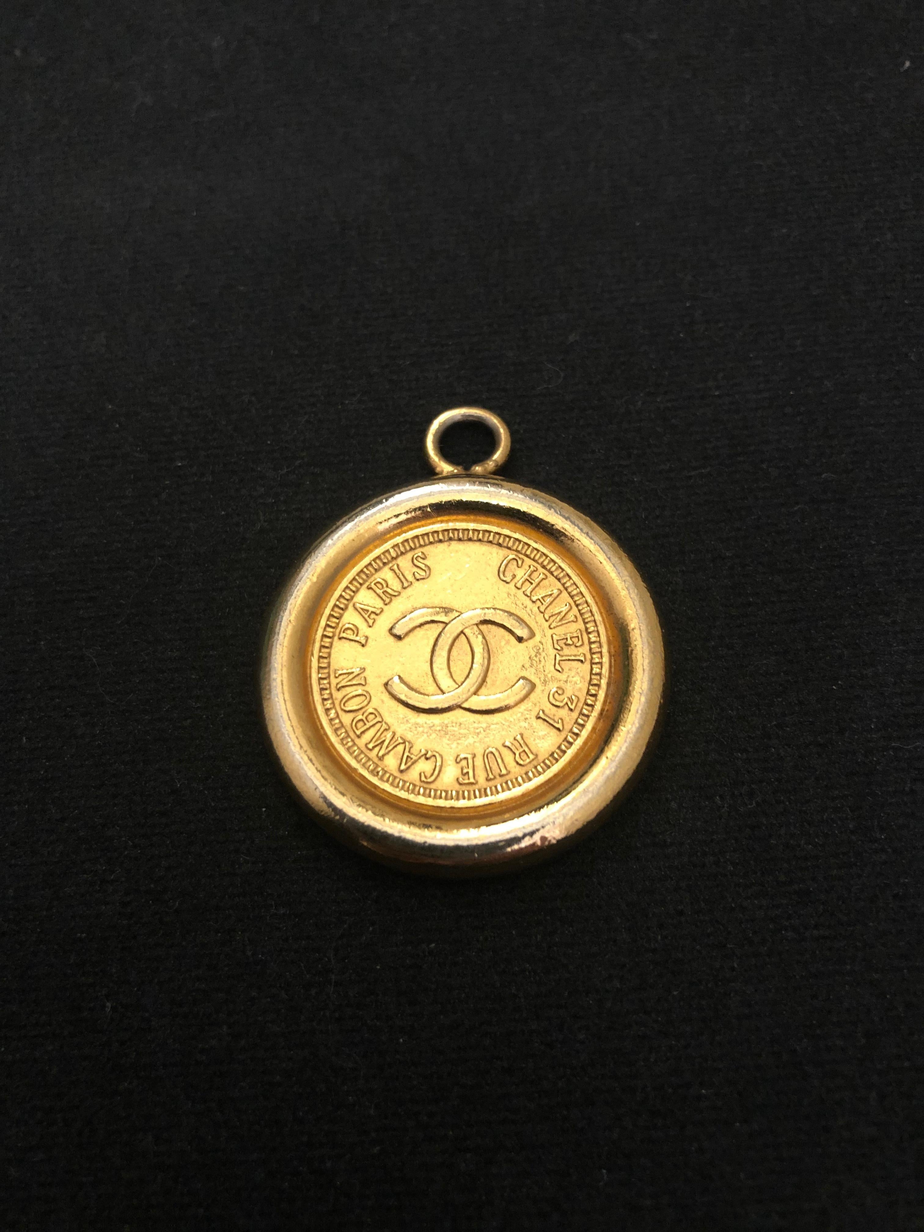 1980s CHANEL gold toned Cambon coin charm which used to be part of a vintage Chanel chain belt. Measures 3.3 cm in diameter. 

Condition: Some signs of wear consistent with age and normal use. 

Scratches and discoloration.