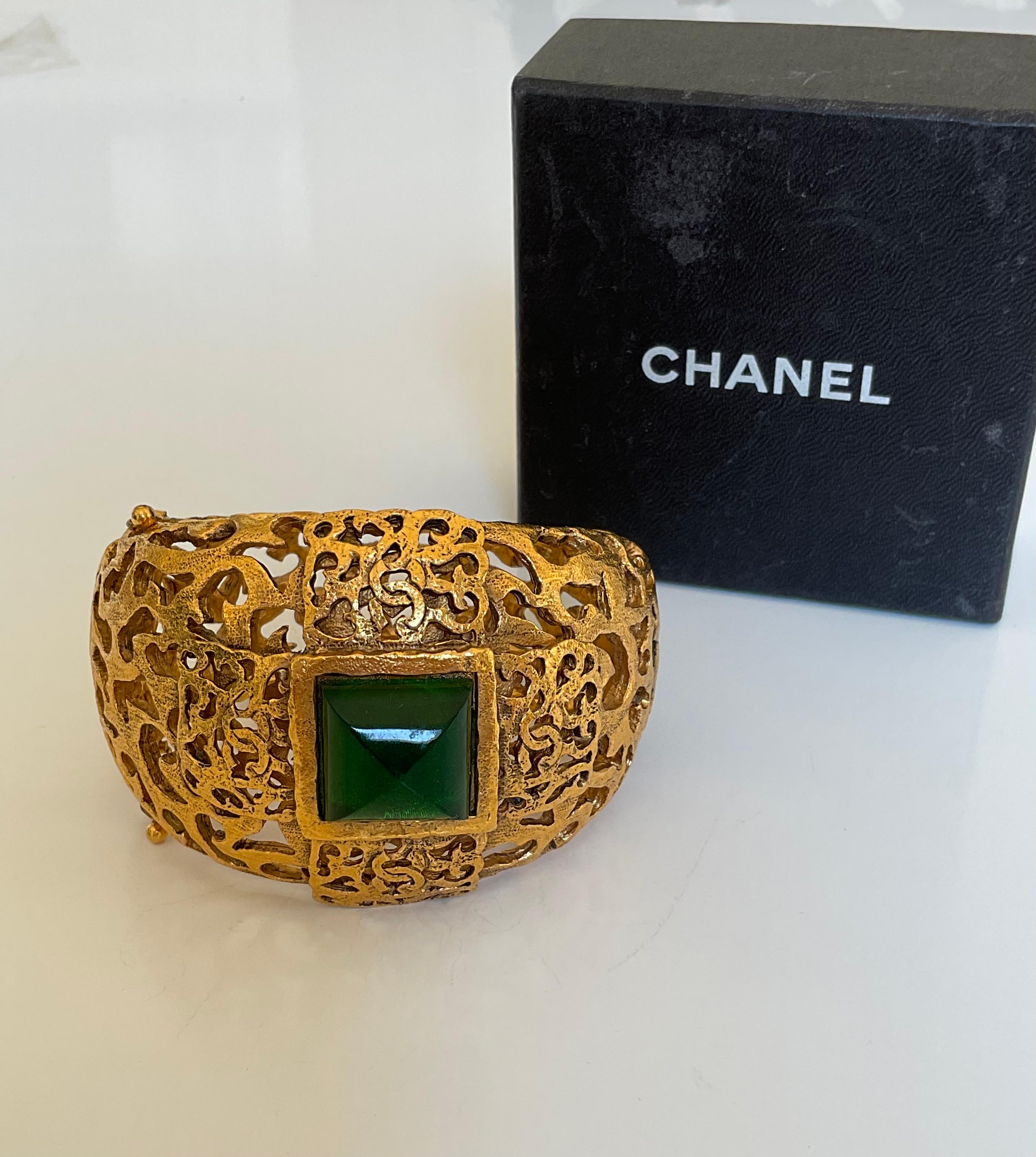 This one of a kind bracelet from the 80’s present a large central green stone in “pate de verre”. This impressive clamper bracelet has four interlocking CC, which is the iconic logo of the House, surrounding the stone at the centre. The Haute