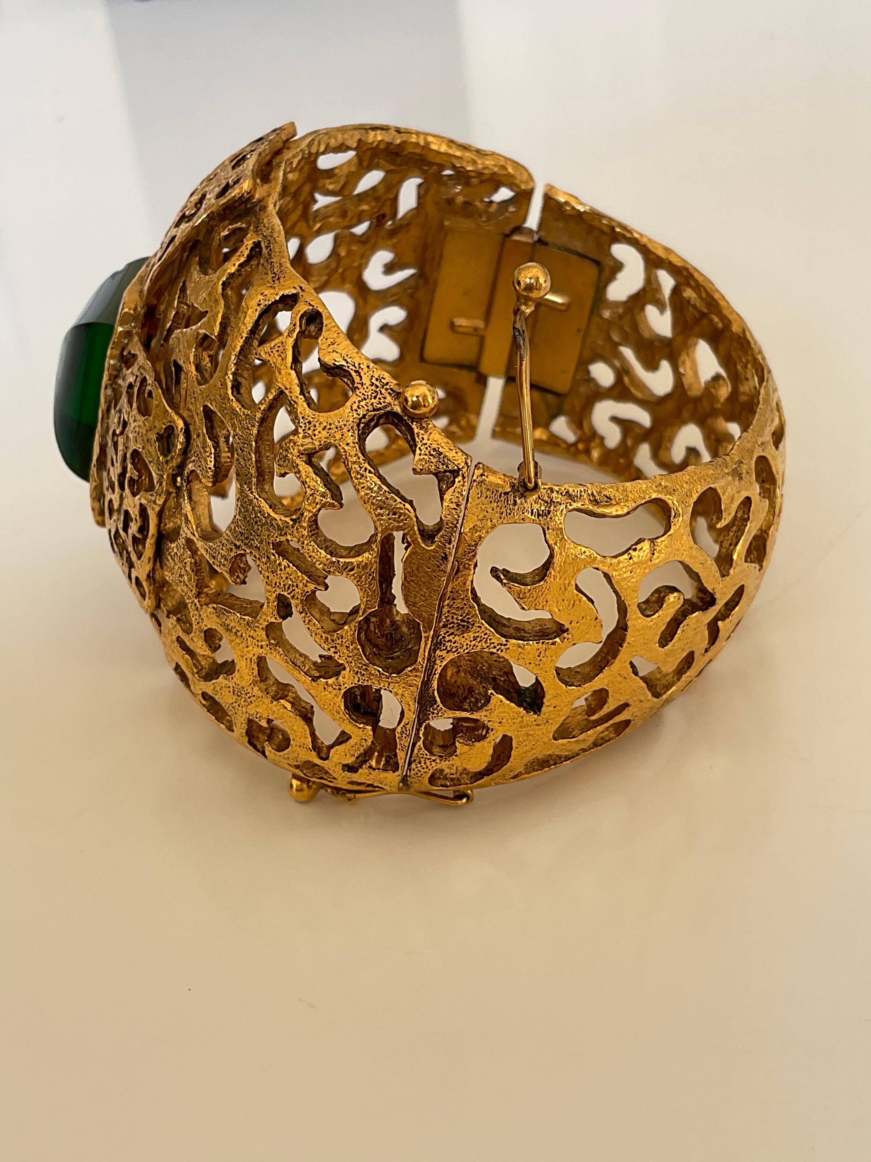 Vintage CHANEL 80’s Haute Couture Gold Cuff CC logo & green stone  In Good Condition For Sale In PARIS, FR