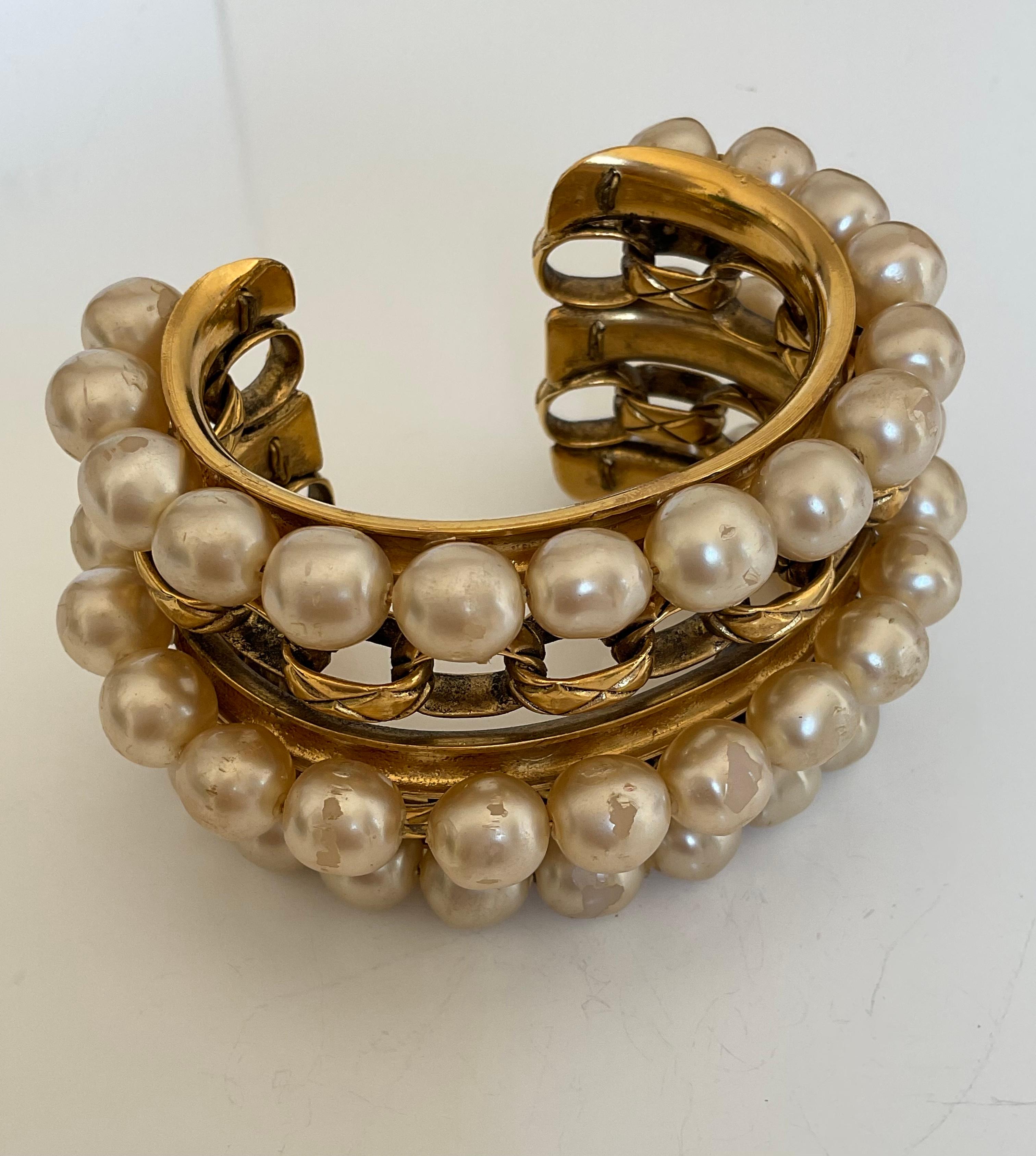 Vintage CHANEL 80's Haute Couture Manchette Ton Or Fausses Perles  Pour femmes en vente