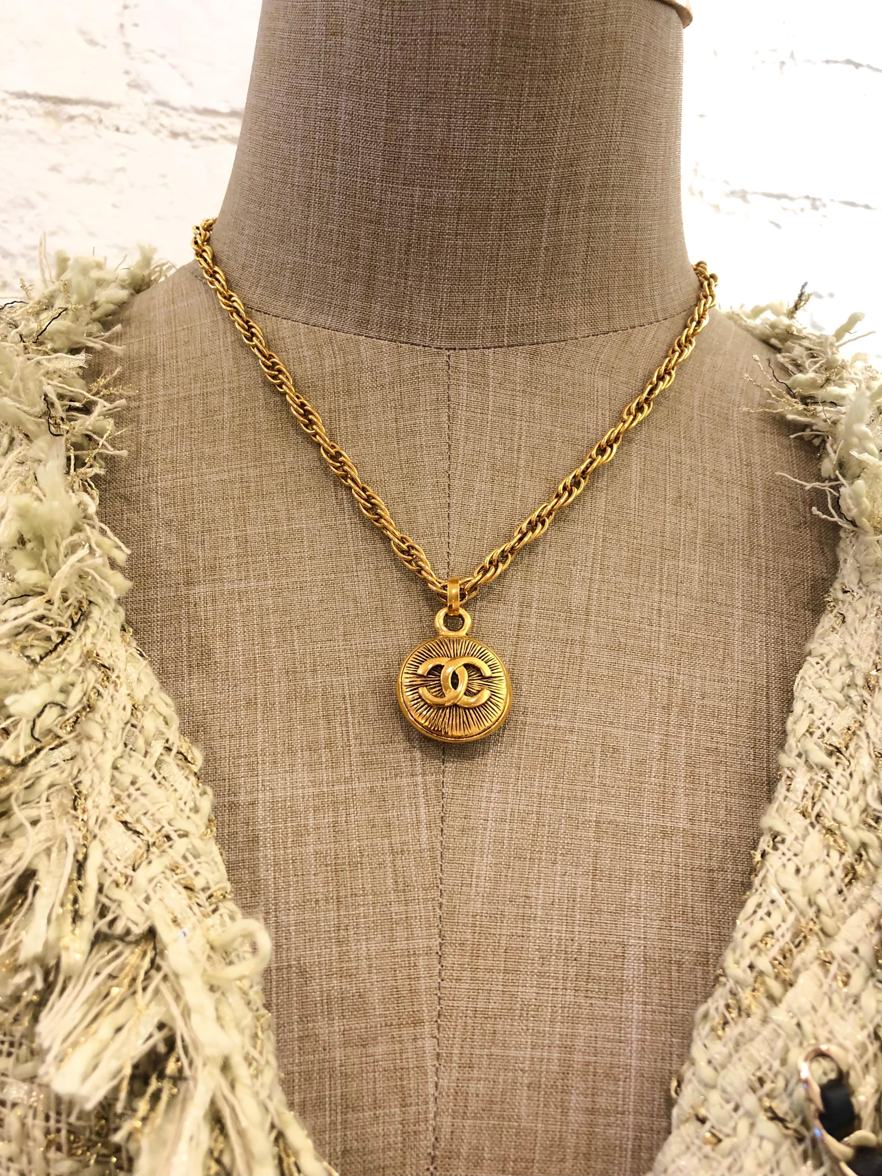 This vintage CHANEL short chain necklace is crafted of gold toned chain featuring a double-sided CC coin charm. Spring ring closure. Stamped CHANEL made in France. Measures approximately 42 cm Charm diameter 2.2 cm. Comes with box.

Condition:
