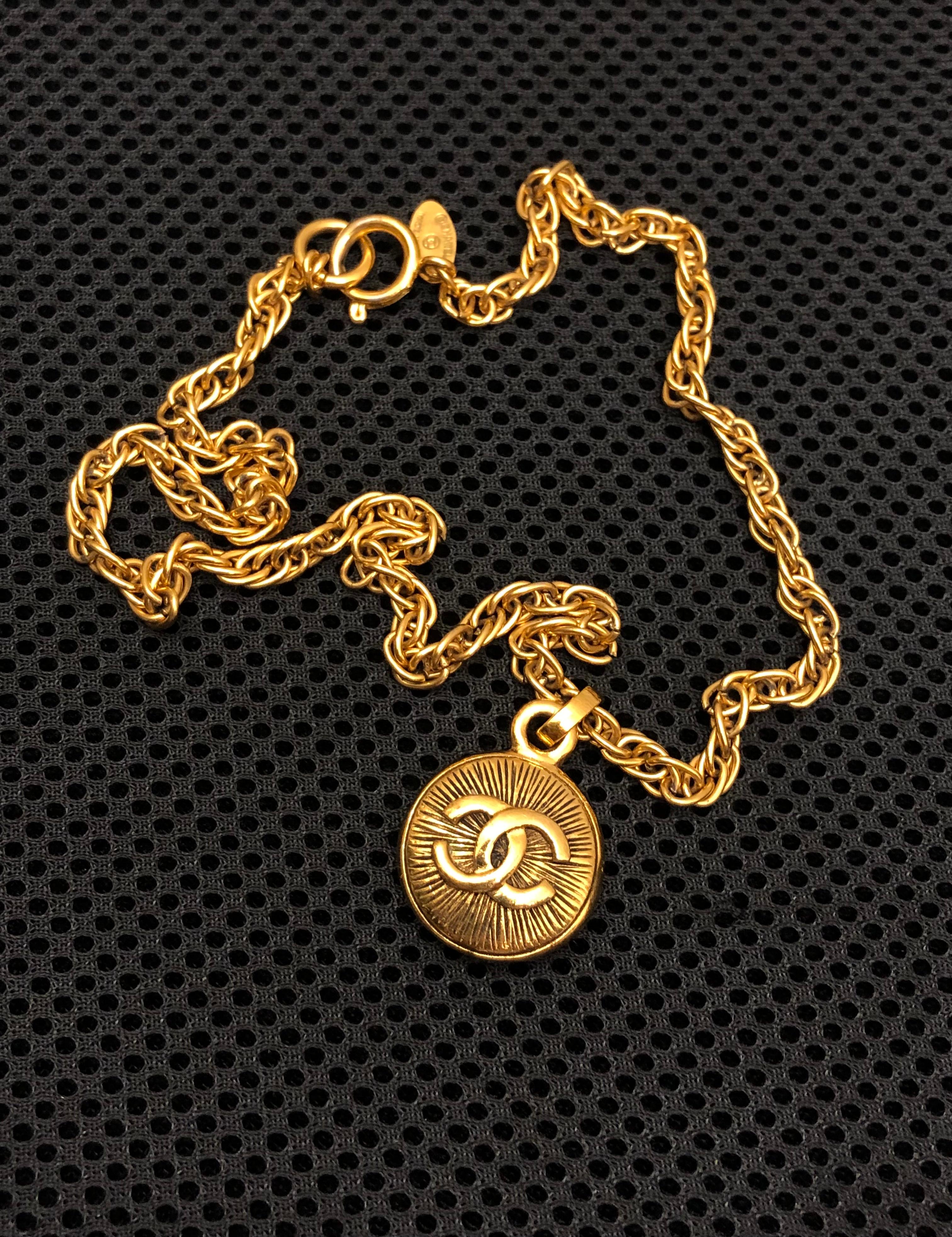 1980s Vintage CHANEL Gold Toned Double Sided CC Charm Short Chain Necklace In Good Condition For Sale In Bangkok, TH