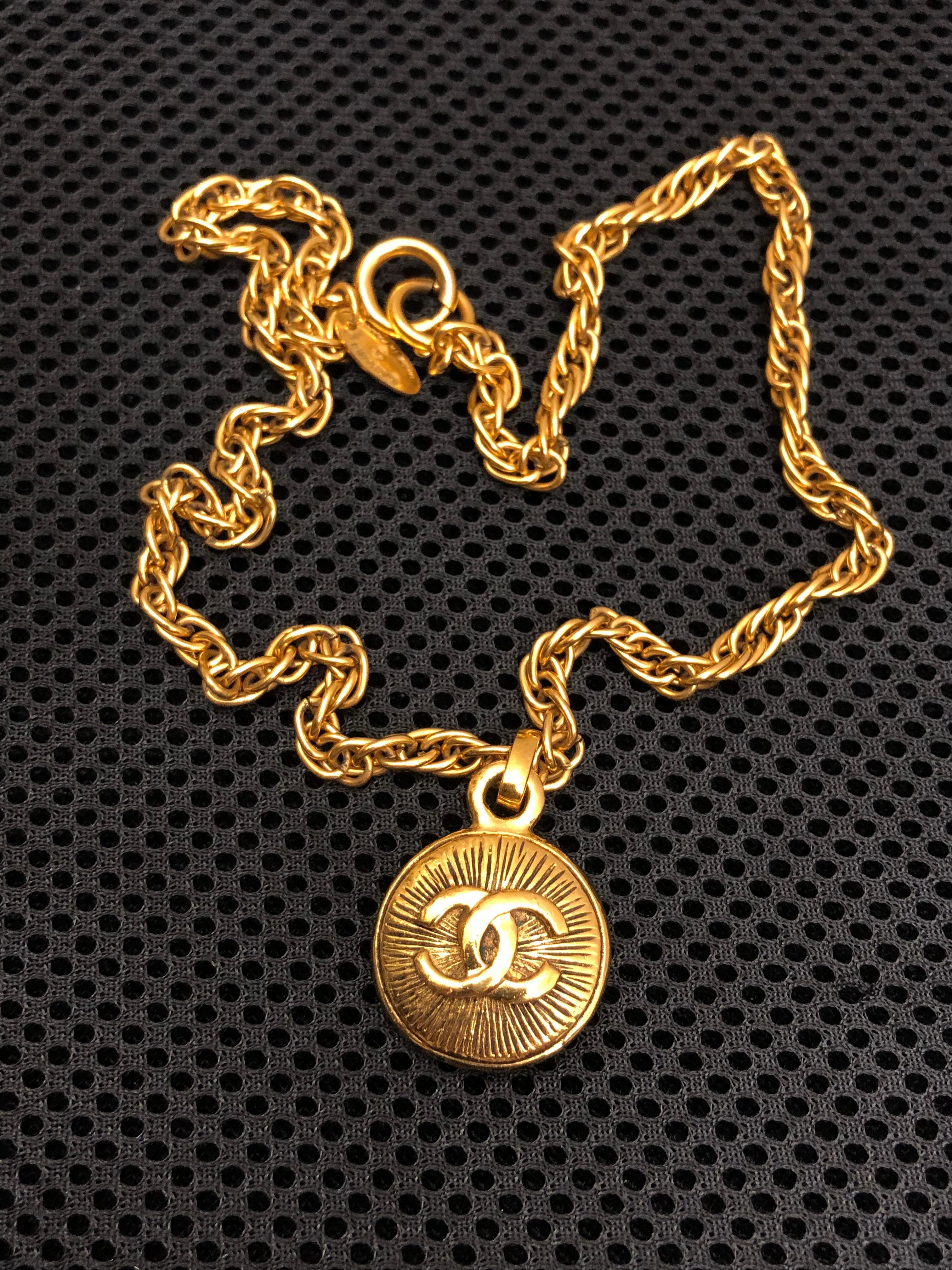 Women's 1980s Vintage CHANEL Gold Toned Double Sided CC Charm Short Chain Necklace For Sale