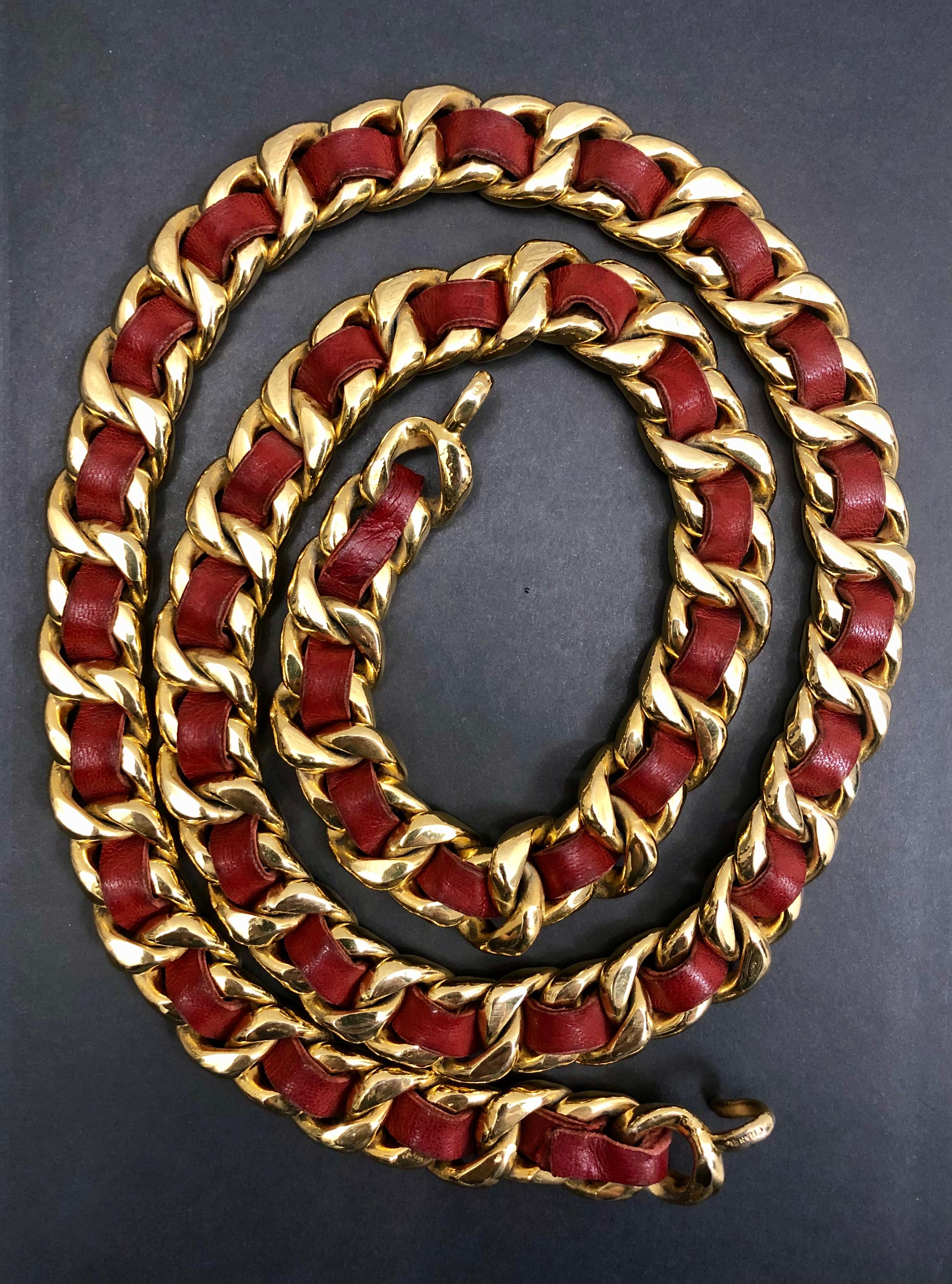 1980s Vintage CHANEL Gold Toned Red Leather Chain Belt Necklace Double Hooked In Good Condition For Sale In Bangkok, TH