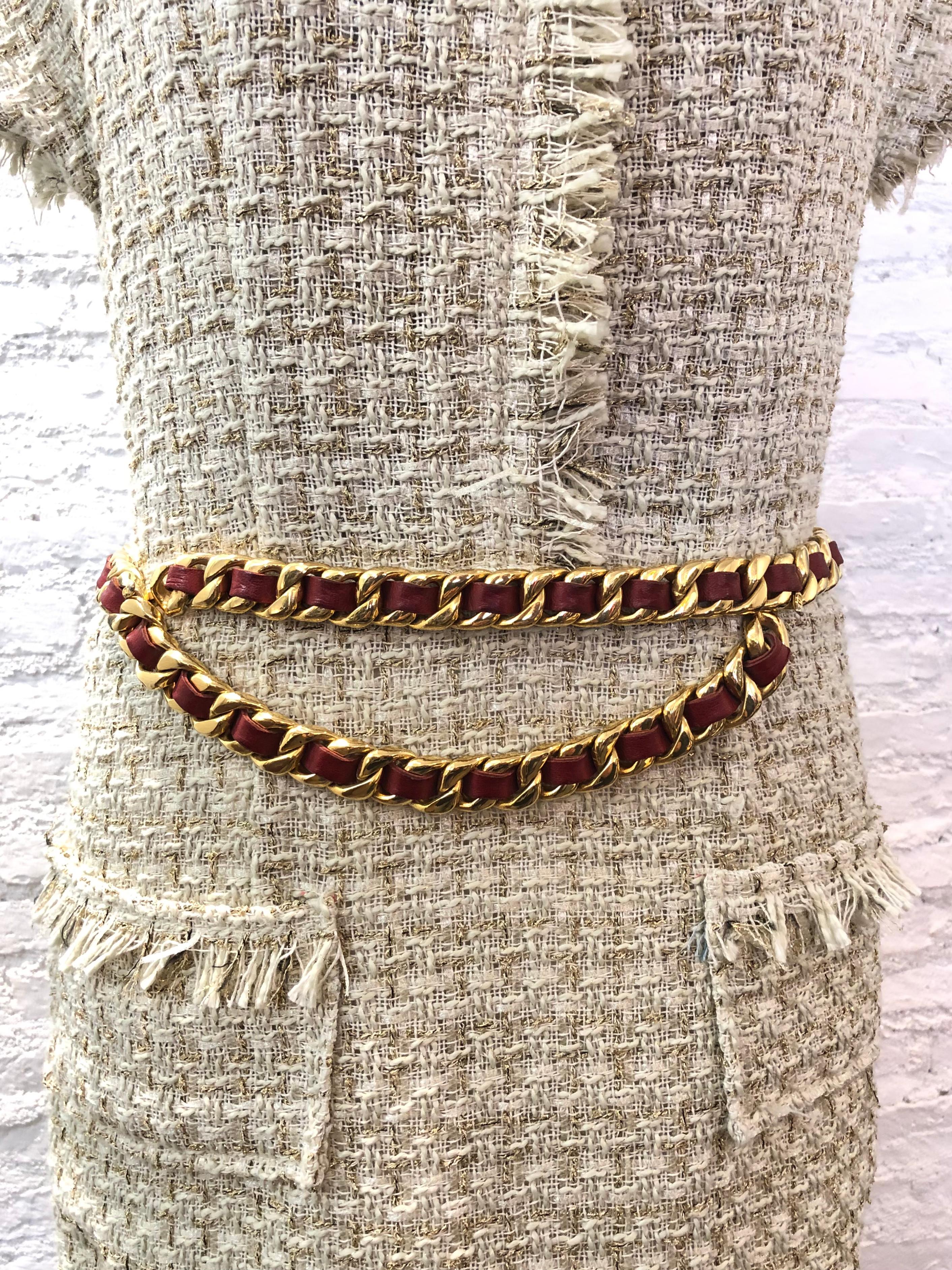 Cette ceinture en cuir Chanel vintage est composée d'une solide chaîne dorée entrelacée de cuir d'agneau rouge et d'un crochet à chaque extrémité de la chaîne. Fermeture réglable à double crochet pour un drapé à votre convenance. La longueur est
