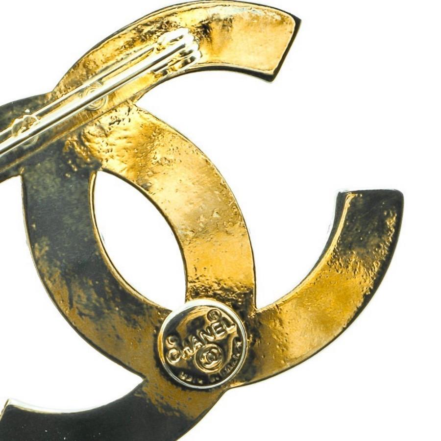 Stunning big vintage CC brooch by Chanel :
Condition : excellent
Made in France
Material : gold plated metal 24K
Couleur : gold
Dimensions : 5,5 x 4 cm
Hardware : gold plated metal
Stamp : yes
Year : vintage
Delivered in its original Chanel box
