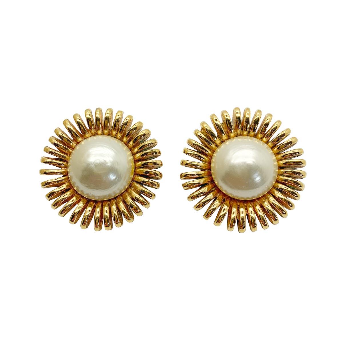 Vintage CHANEL Grande Baroque Pearl Collar and Earrings, Early KARL LAGERFELD For Sale 1