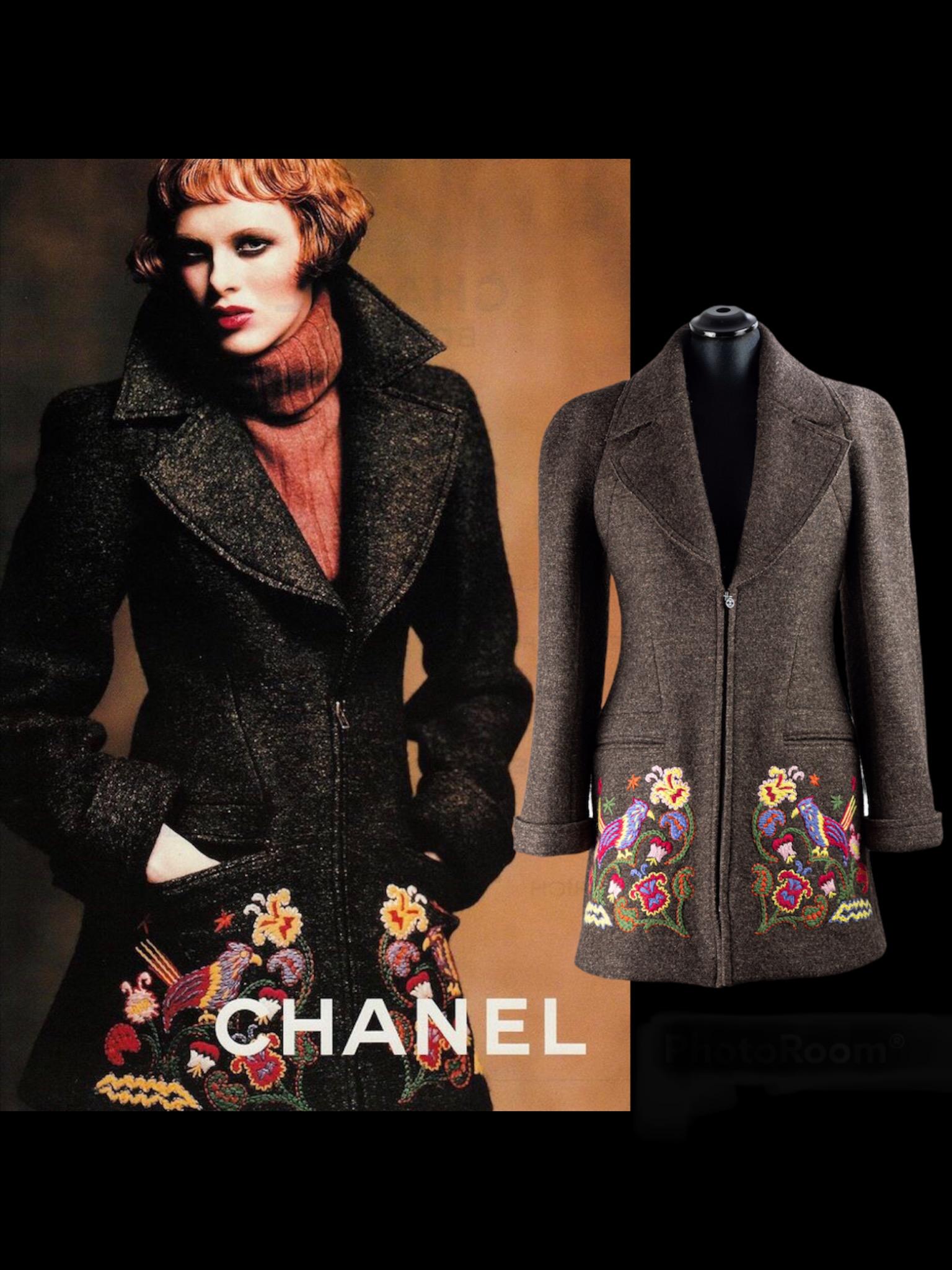 Women's Vintage Chanel gray wool and mohair tweed jacket. Fall-Winter 1997 collection. For Sale