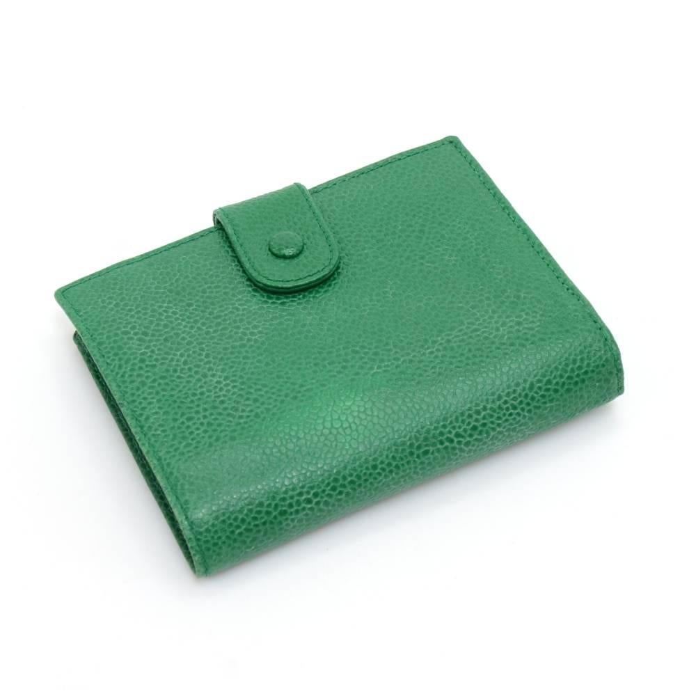 Vintage Chanel bifold wallet with a coin purse in green caviar leather. Outside has a large CC logo stitched to the front and the main access is secured with a snap button flap. Inside is lined with green lambskin leather and has a coin purse, 1