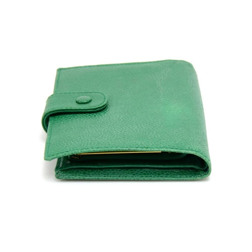 Vintage Chanel Green Caviar Leather Bifold Wallet In Good Condition In Fukuoka, Kyushu