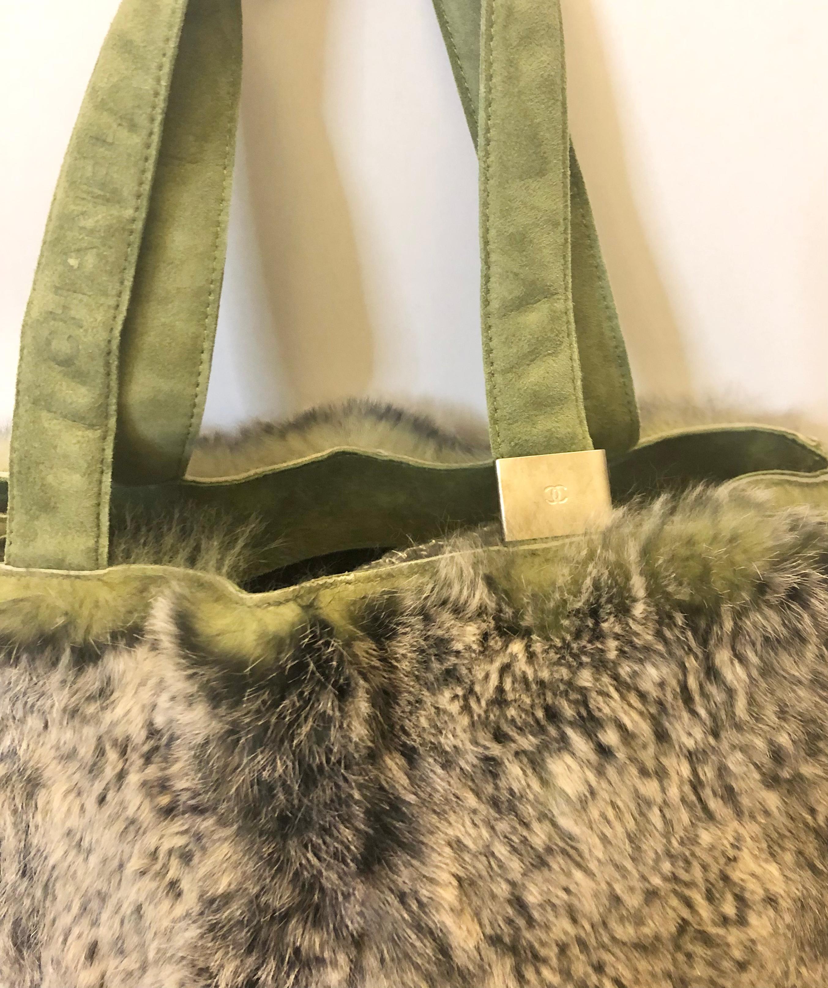 - Vintage Chanel Sac à main oblong en daim et fourrure vert 