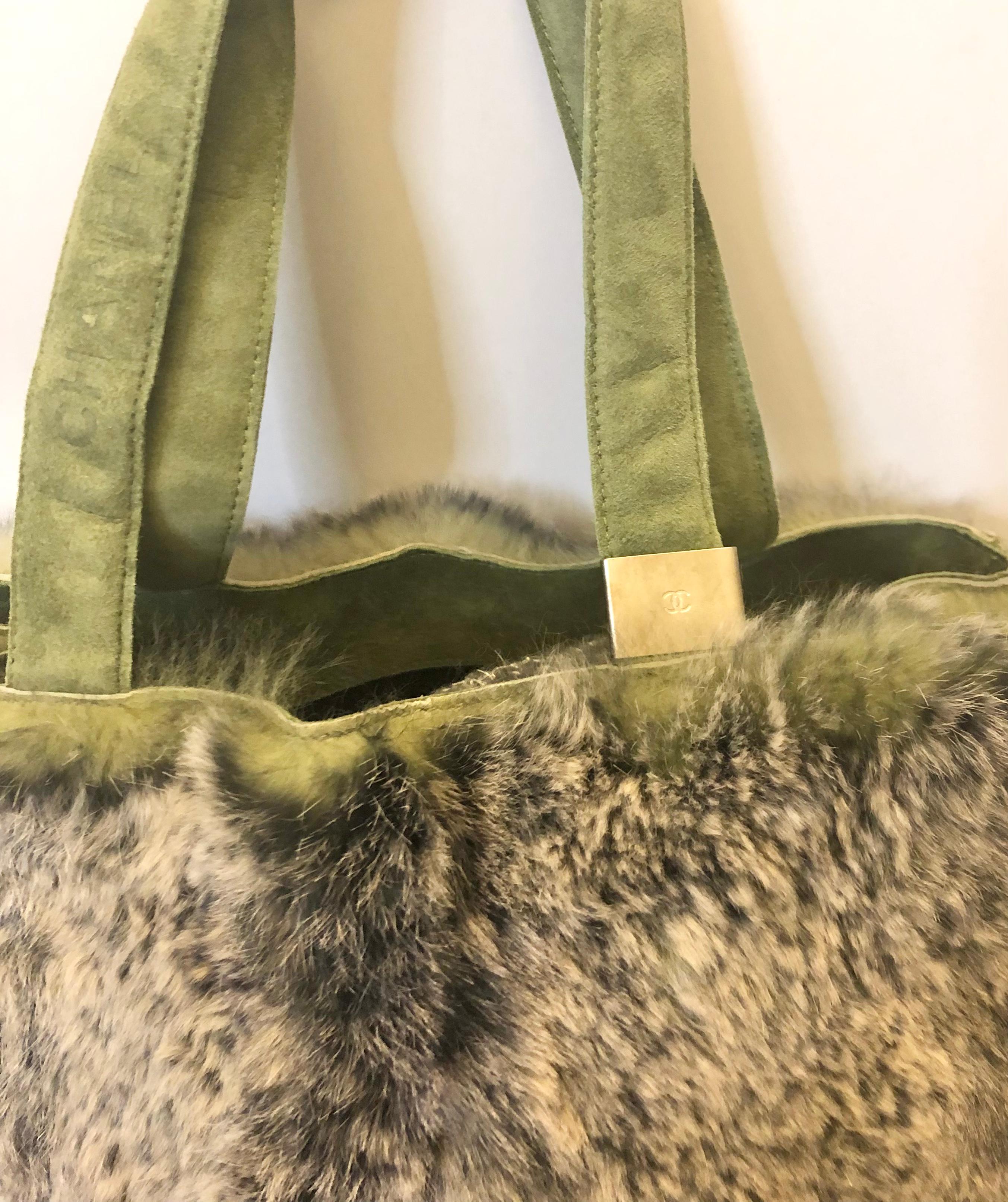 -Chanel green “CC” suede and fur oblong tote bag from the 90s.

- Silver-toned hardware.

- a small zip pouch included. 

- Zip interior pocket. 

- Handle Drop: 7.5 inches. Height: 13.5 inches. Width: 15 inches. Depth: 4 inches. 


