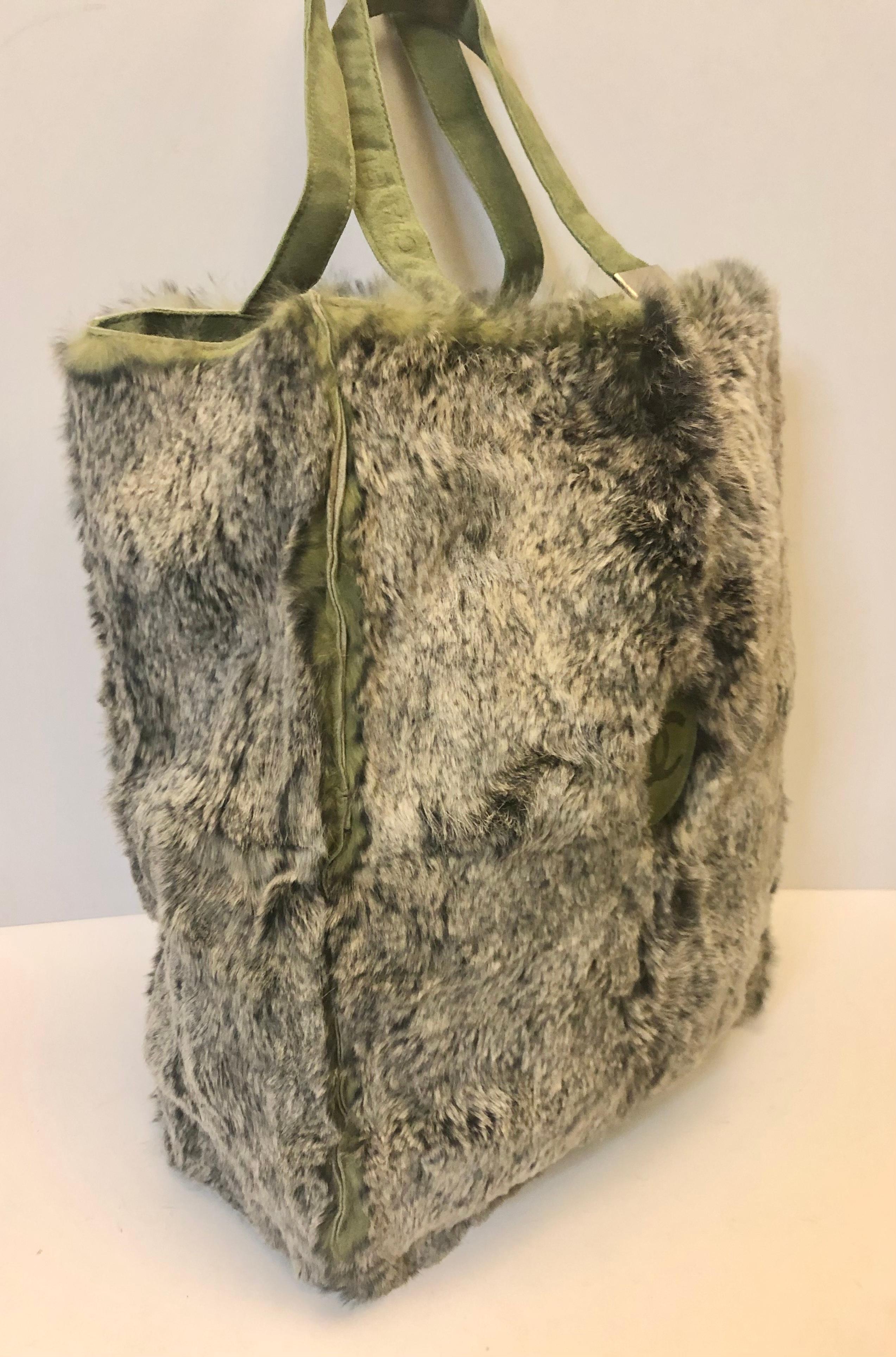 Gris Chanel sac fourre-tout oblongue vintage vert CC en daim et fourrure en vente