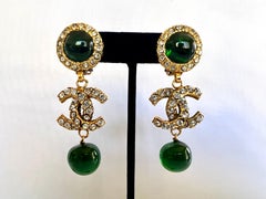 Vintage Chanel Grünes „Glas“ vergoldetes Logo CC Diamant-Ohrringe
