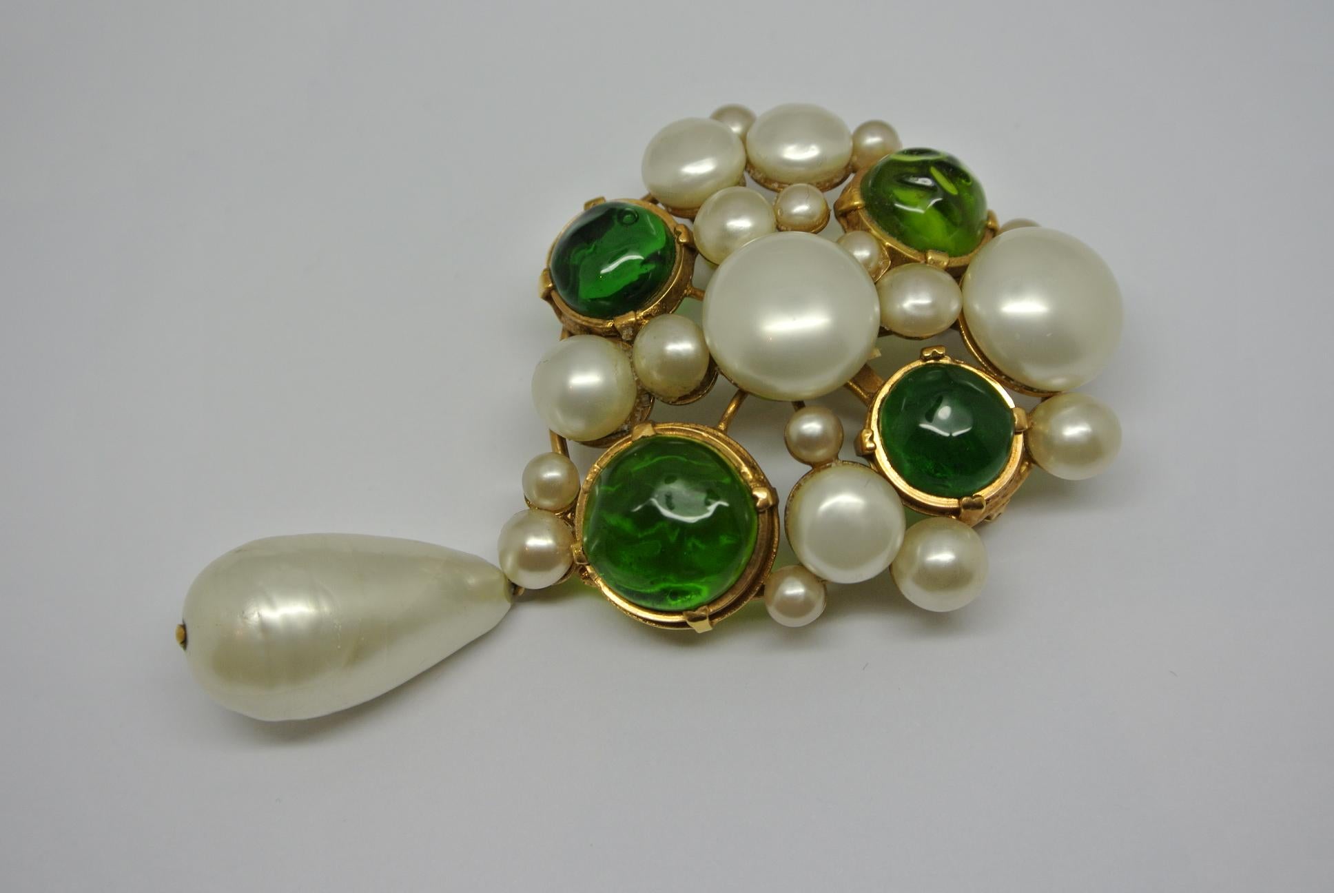 Contemporary Vintage Chanel Green Gripoix Poured Glass Faux Pearl Drop Brooch Pendant For Sale