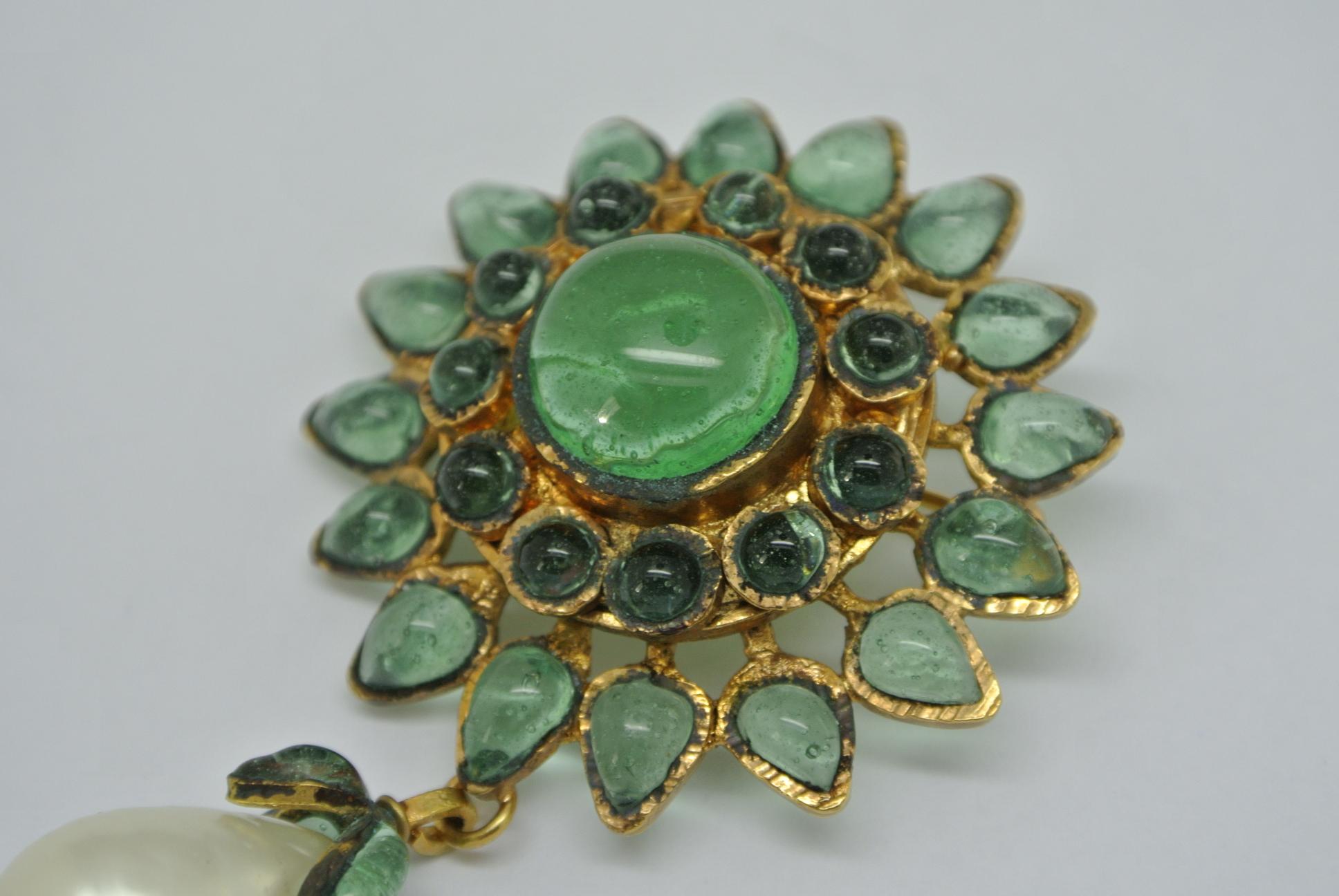 Sunburst design Chanel brooch
can be worn as pendant
Comes with green poured glass,
made by Gripoix workshop.


