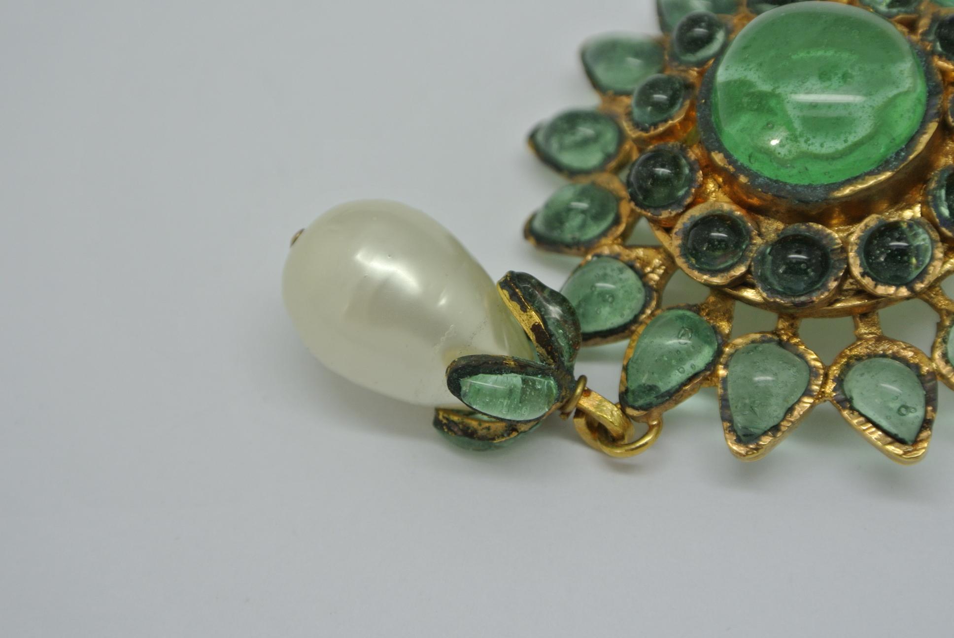 Artist Vintage Chanel Green Poured Glass Gripoix Pearl drop Brooch For Sale
