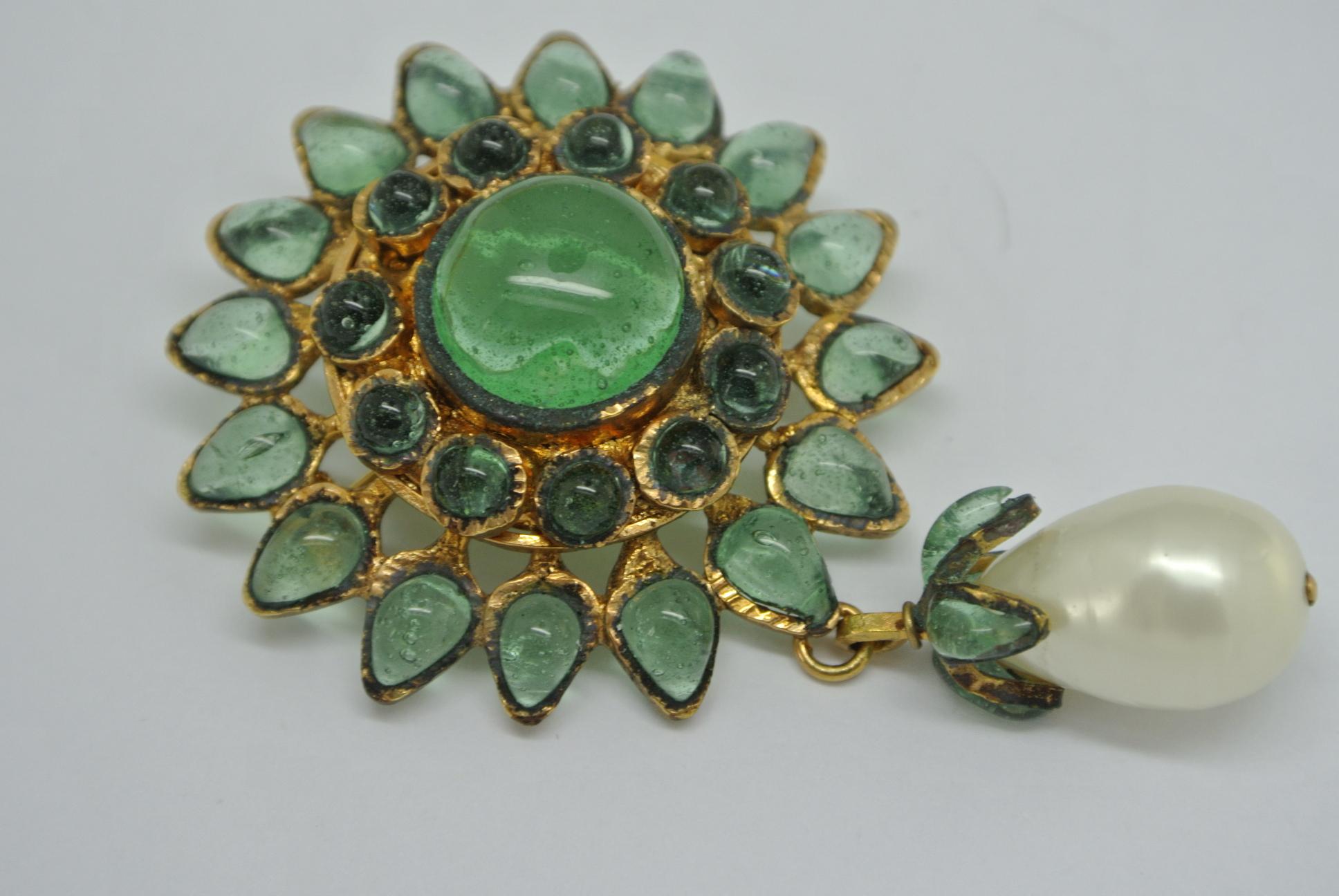 Vintage Chanel Green Poured Glass Gripoix Pearl drop Brooch In Fair Condition For Sale In London, GB
