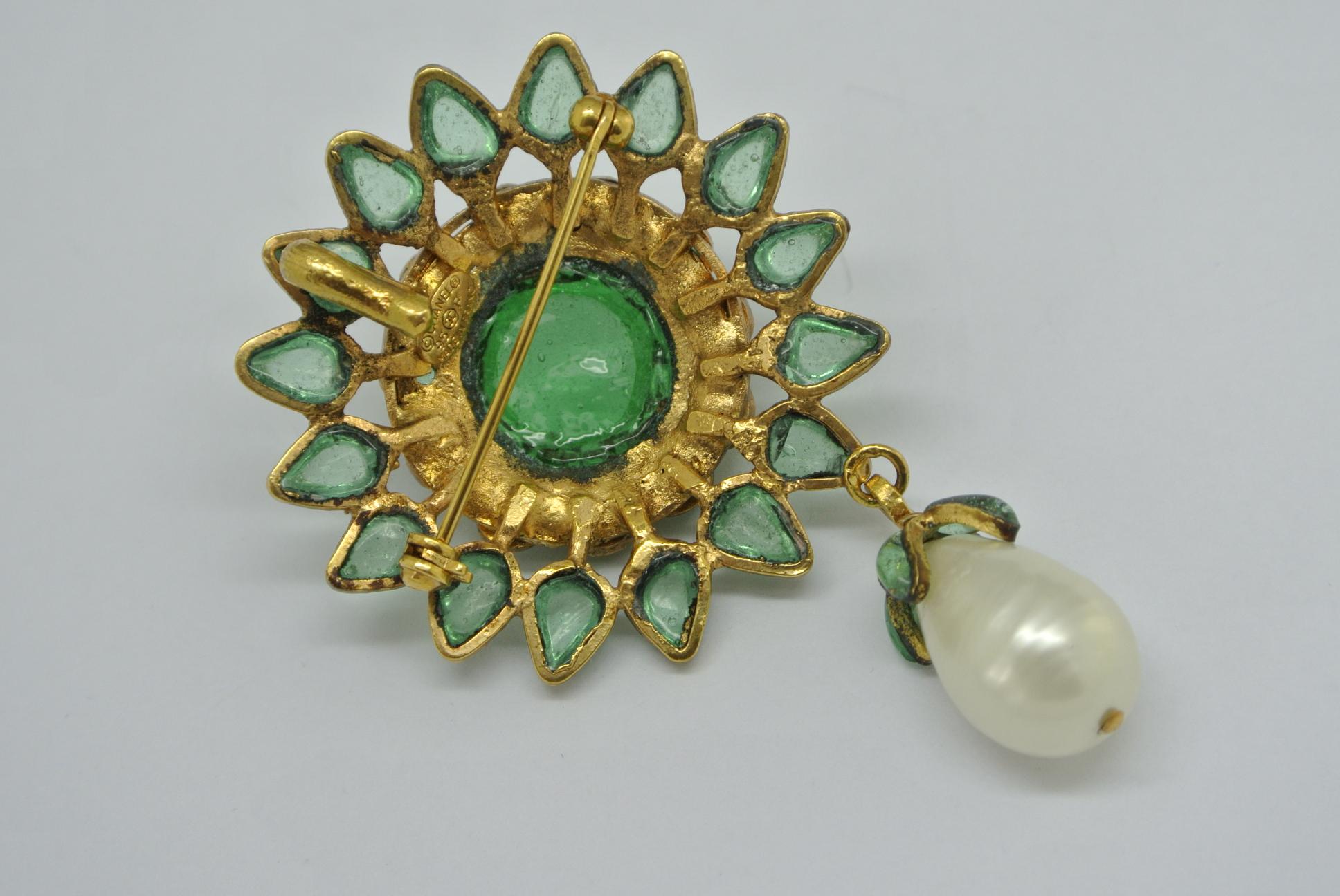 Women's or Men's Vintage Chanel Green Poured Glass Gripoix Pearl drop Brooch For Sale