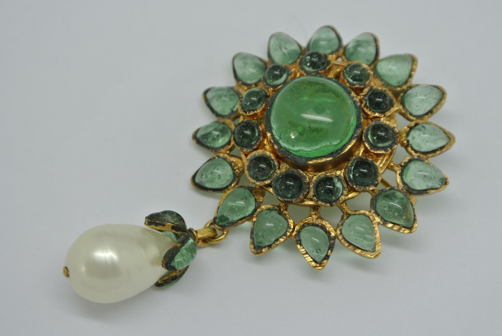 Vintage Chanel Green Poured Glass Gripoix Pearl drop Brooch For Sale 1