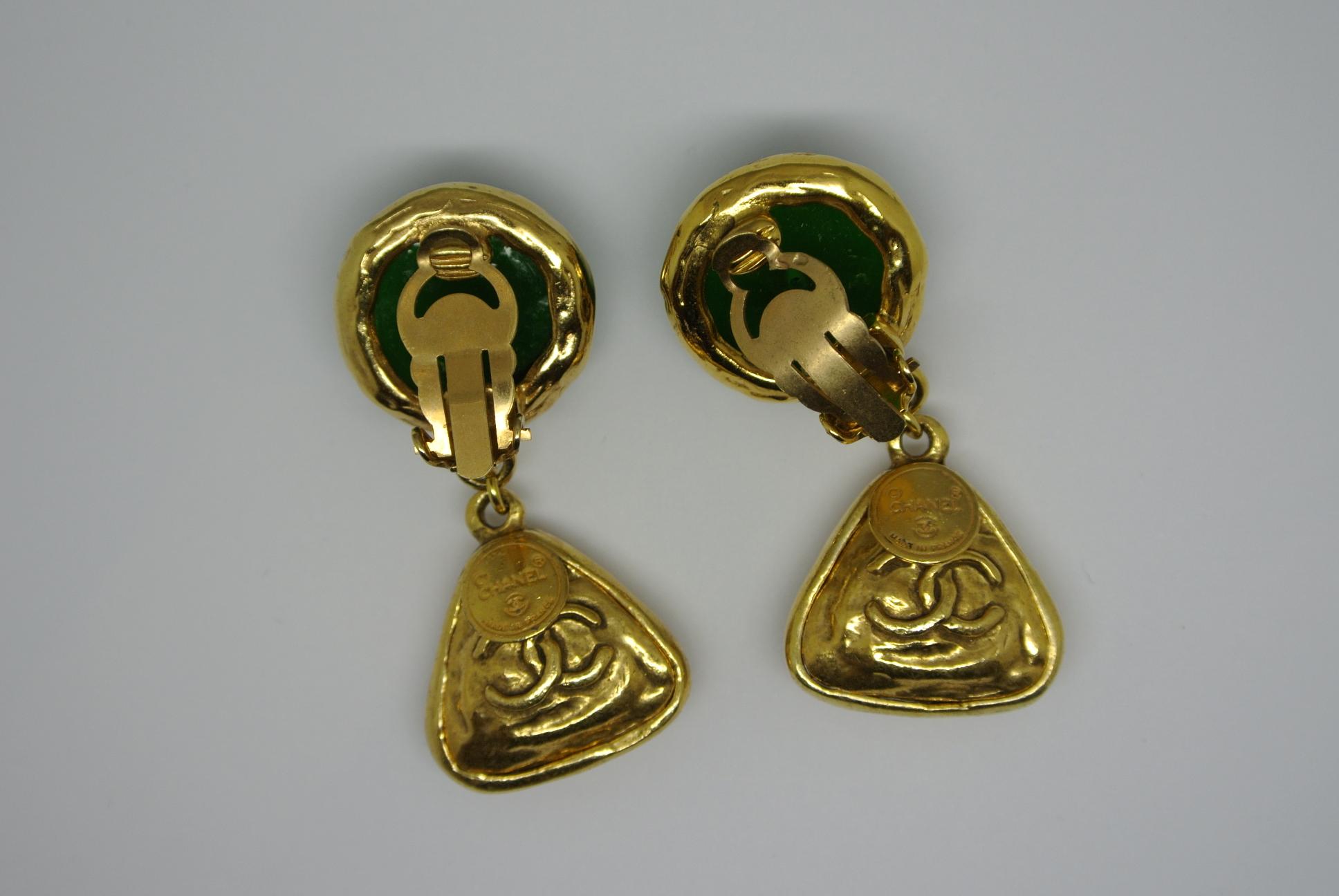 Chanel green glass top earrings, with logo gold-tone drop. Dated 1970s. Good condition. 