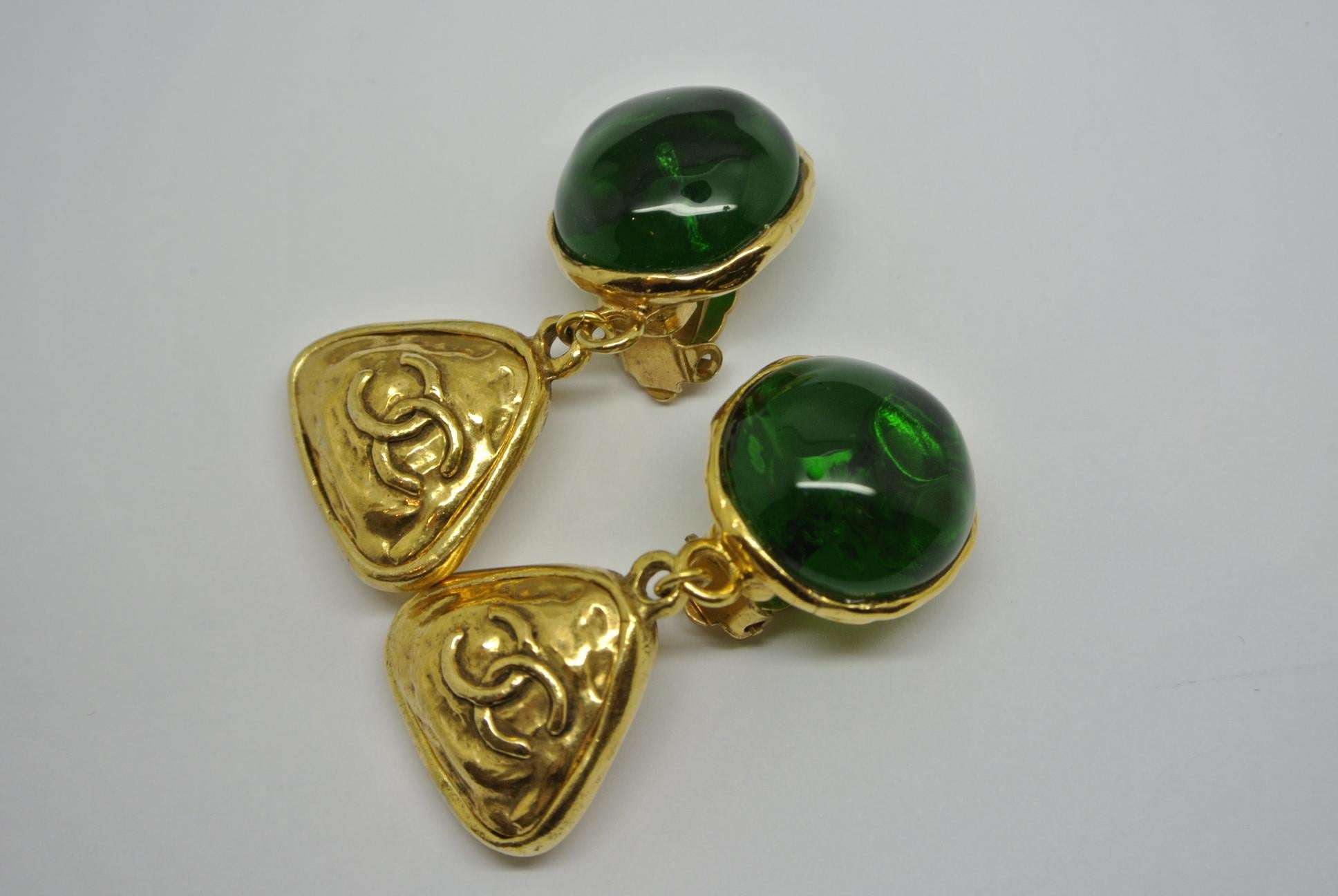 Vintage Chanel Green Poured Glass Logo Drop Earrings In Good Condition For Sale In Yuting Ren, GB