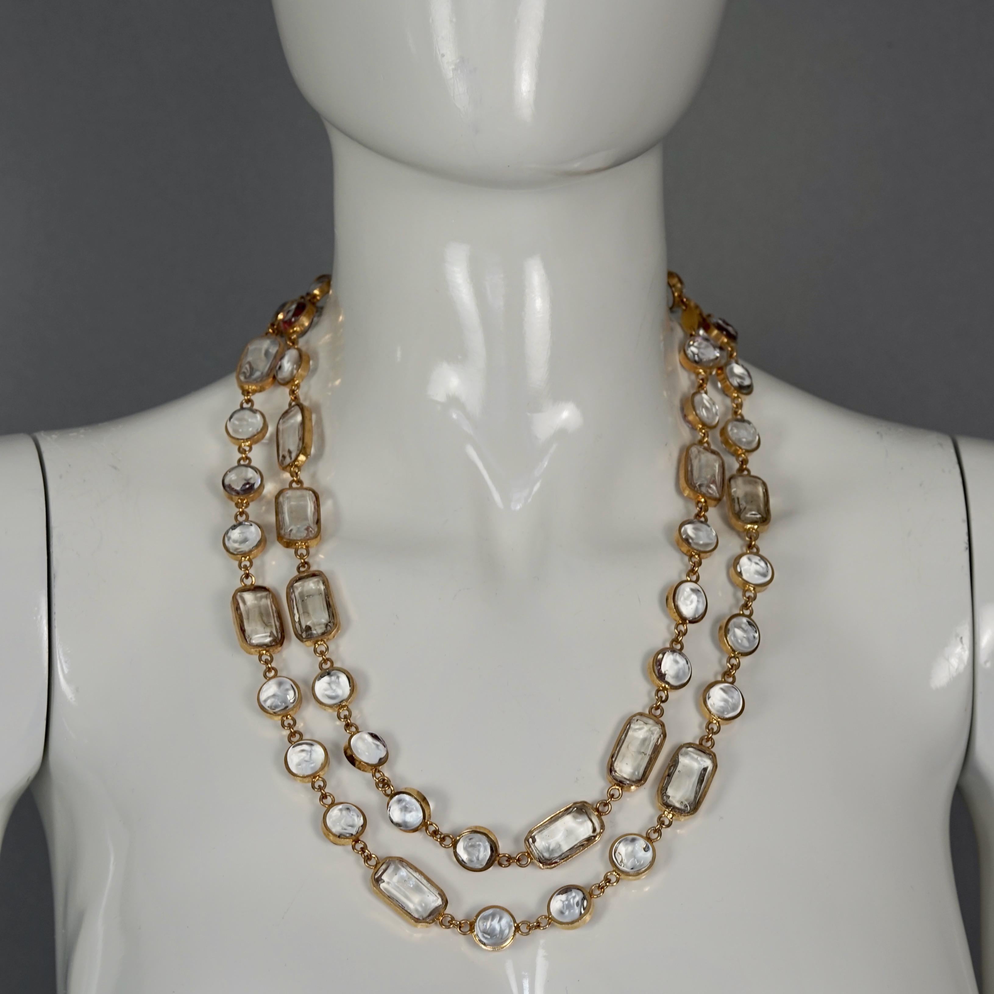 Vintage CHANEL GRIPOIX Chicklet Glass Link Long Necklace

Measurements:
Rectangular Width: 0.53 inch (1.35 cm)
Wearable Length: 48.42 inches (123 cm)

Features:
- 100% Authentic CHANEL.
- Clear Gripoix/ glass poured link necklace.
- Gold tone