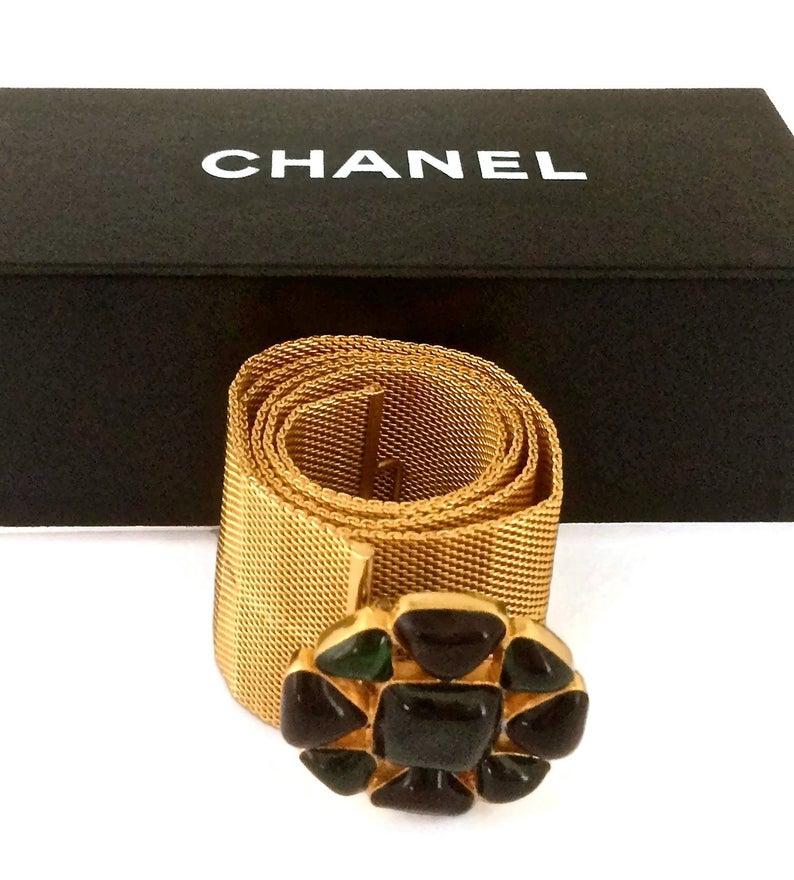 Vintage CHANEL Gripoix Flower Mesh Belt

Size:
Height: 2.04 inches (5.2 cm)
Length: 26.77 inches (68 cm)

As seen on Carla Bruni in 1996 CHANEL Runway Autumn-Winter Collection.

Features:
- 100% Authentic CHANEL.
- Multi colour gripoix flower