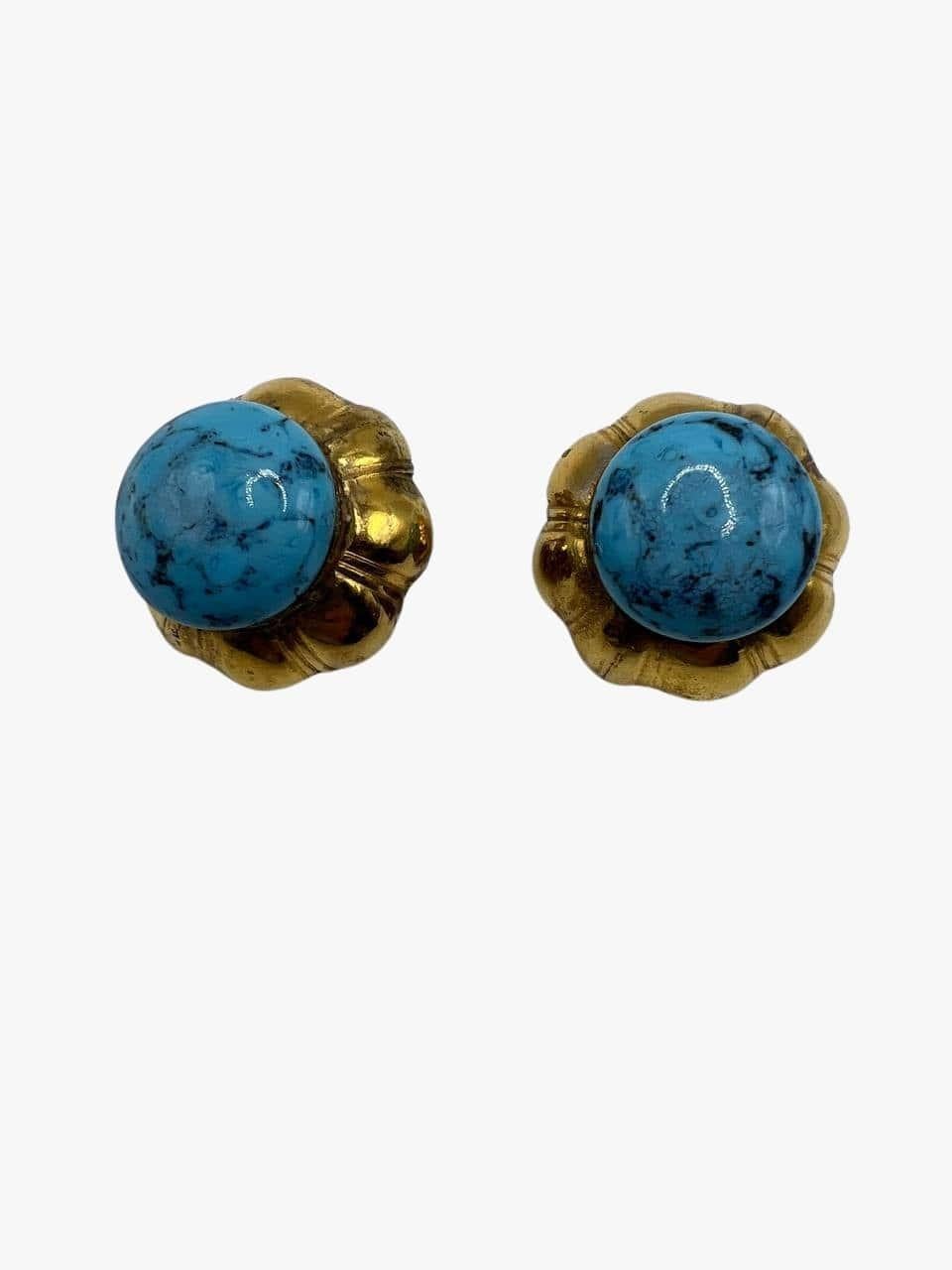 Vintage Chanel clip-on earrings embellished with a large turquoise Gripoix glass cabochon in a rustic texture gold tone bezel. 

Signed. Chanel. 3 stars sign
Period: 1970s
Diameter: 3,5cm
Condition: very good. Light signs of time throughout metal