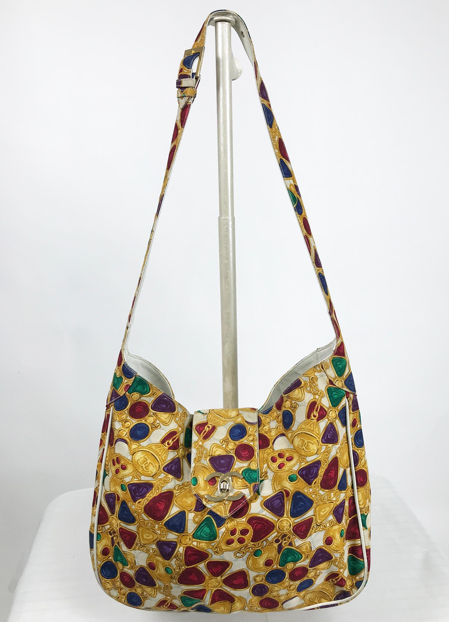 RARE Vintage Chanel Gripoix große bedruckte Leinwand und Leder Umhängetasche aus den 1980er Jahren. Diese Tasche aus der Nullserie ist ein frühes Stück aus den Jahren 1986-1988. Der farbenfrohe und wiedererkennbare Juwelenaufdruck ist eine tolle