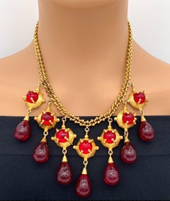 Chanel Gripoix, collier bib vintage Pate de Verre avec goutte d'eau en verre coulé rouge