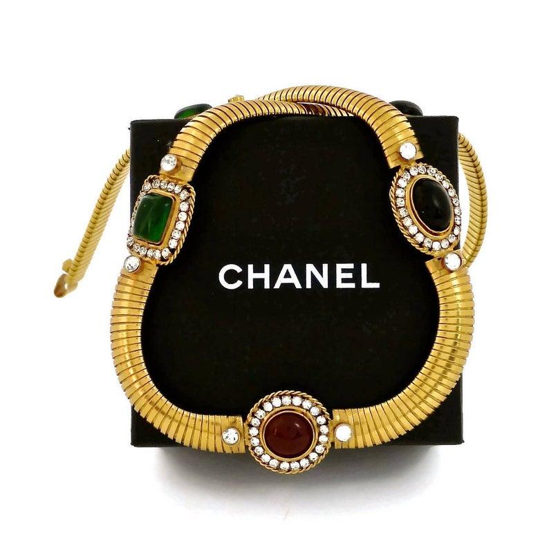 Vintage CHANEL Gripoix Rhinestone Snake Belt

Size:
Height: 1.18 inches (3 cm) round red gripoix
Wearable Length: 31.4 inches (80 cm) to 33.8 inches (86 cm)

Features:
- 100% Authentic CHANEL.
- Multi colour glass gripoix surrounded with rhinestones