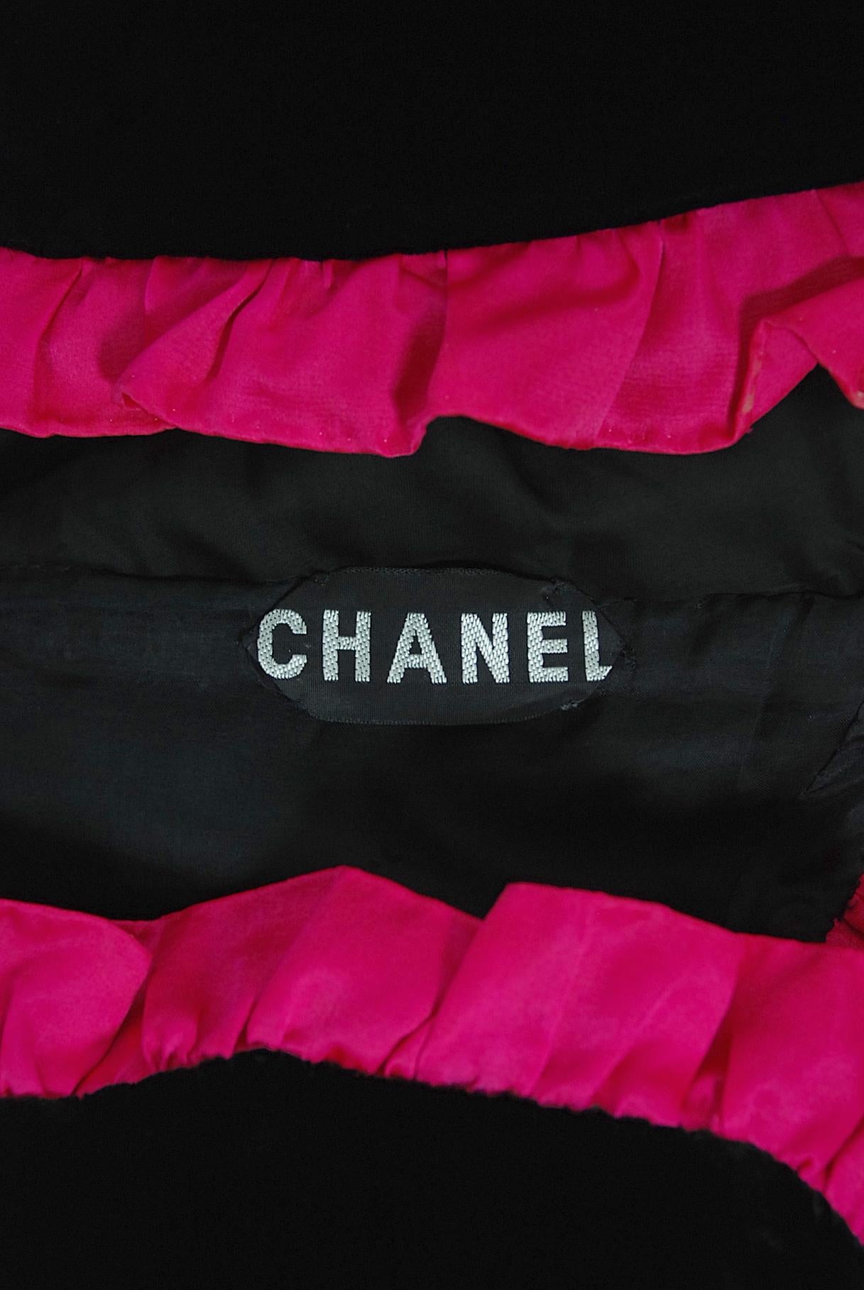 Icône Vintage Chanel Haute Couture Velours noir Rose choquant Robe dos nu en soie en vente 10