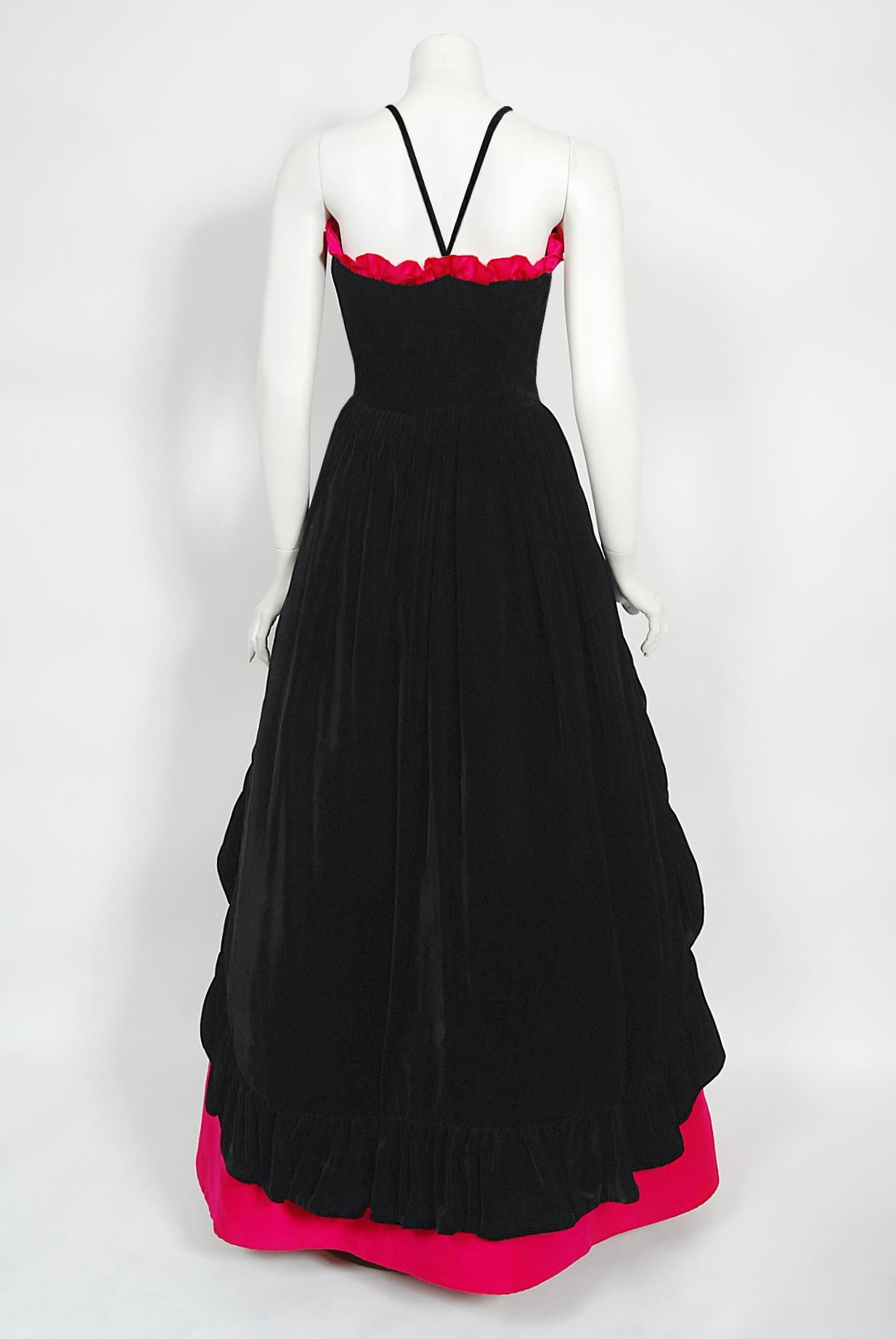 Icône Vintage Chanel Haute Couture Velours noir Rose choquant Robe dos nu en soie en vente 7