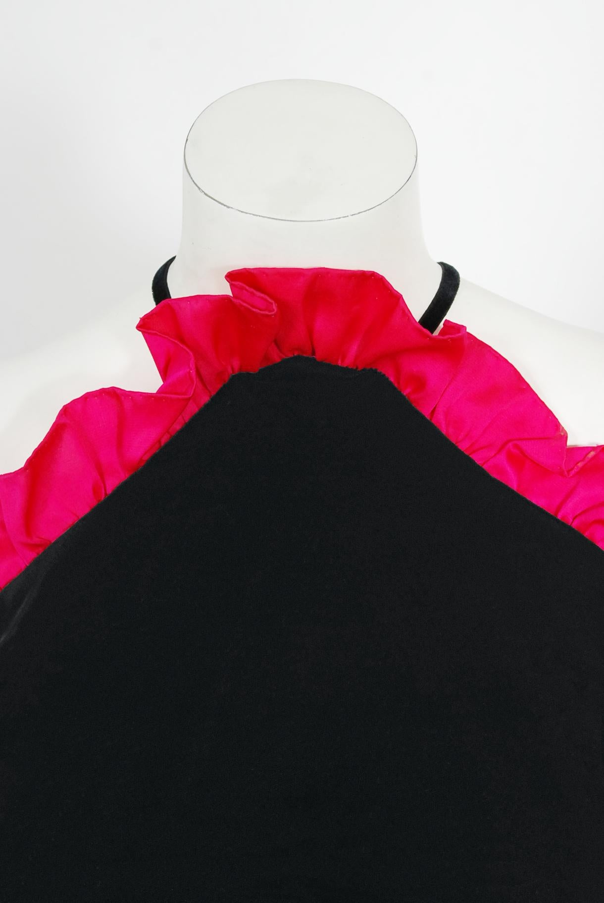Icône Vintage Chanel Haute Couture Velours noir Rose choquant Robe dos nu en soie Bon état - En vente à Beverly Hills, CA