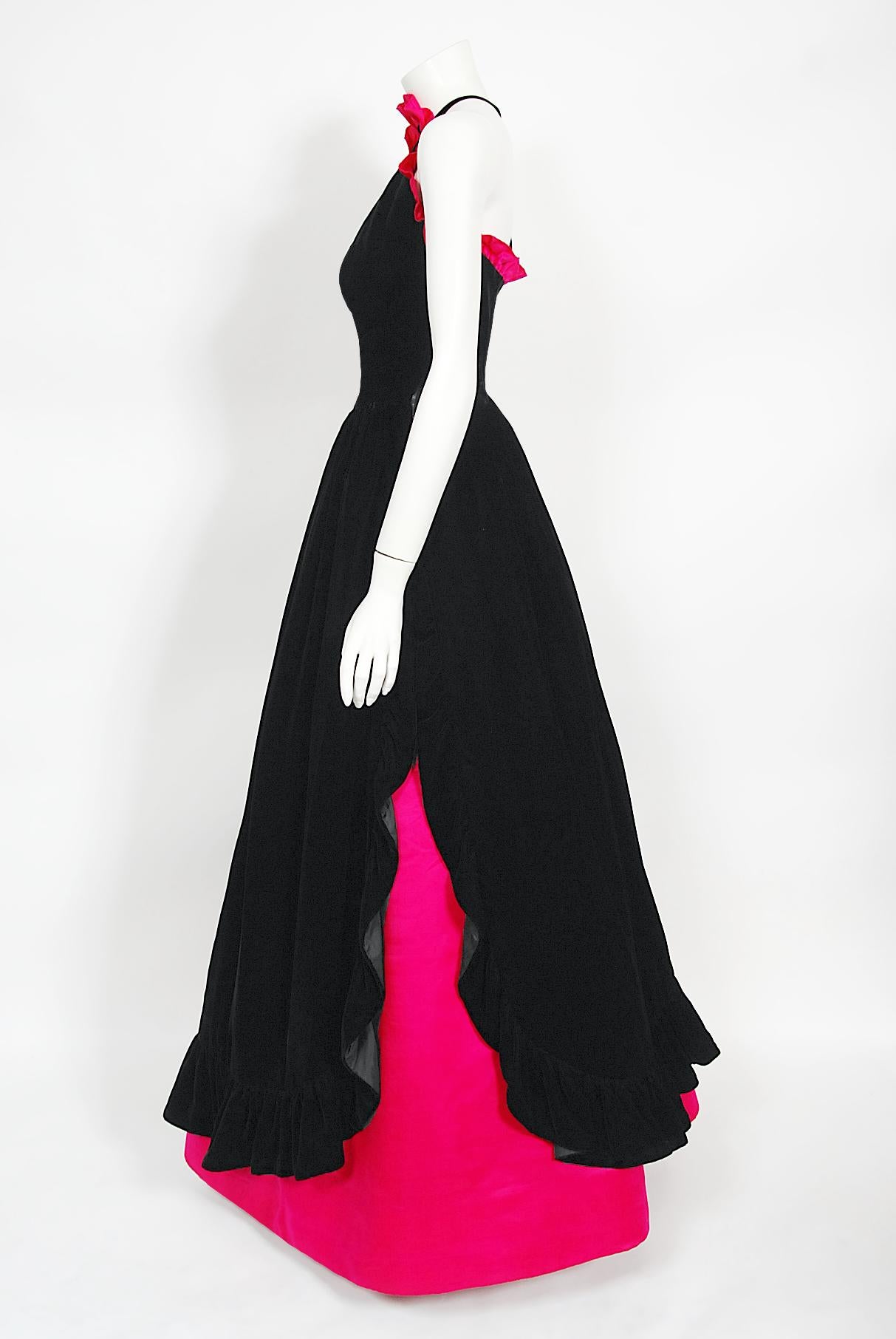 Icône Vintage Chanel Haute Couture Velours noir Rose choquant Robe dos nu en soie en vente 1