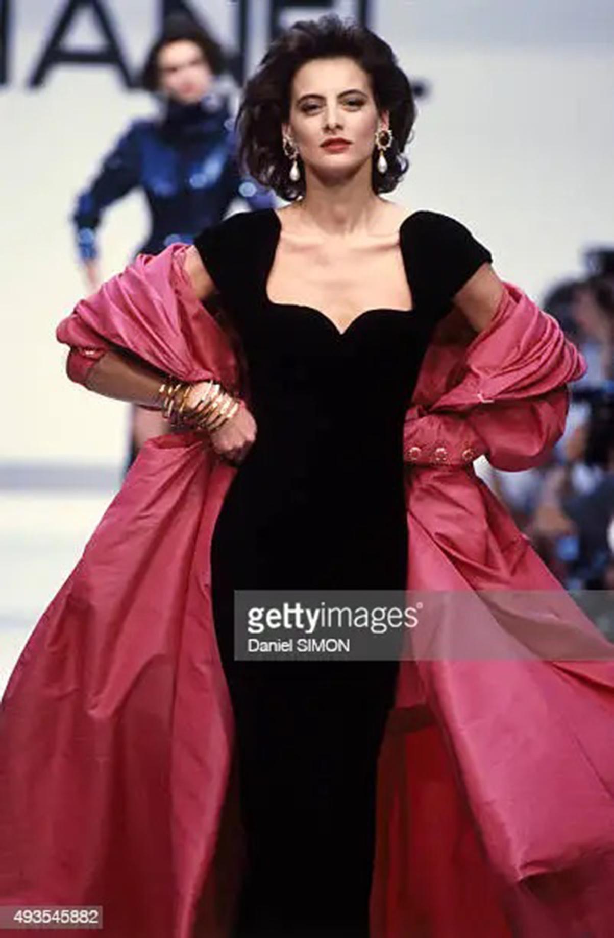 Icône Vintage Chanel Haute Couture Velours noir Rose choquant Robe dos nu en soie Pour femmes en vente