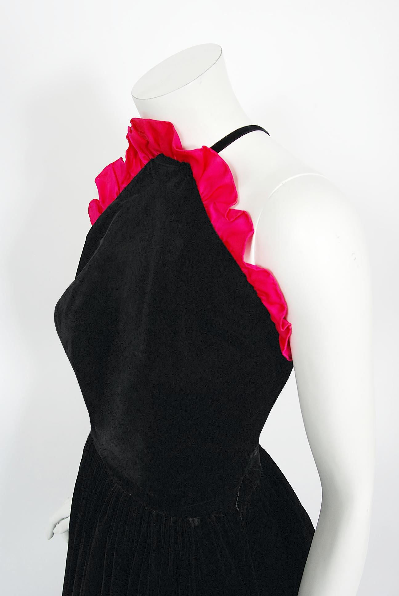 Icône Vintage Chanel Haute Couture Velours noir Rose choquant Robe dos nu en soie en vente 2