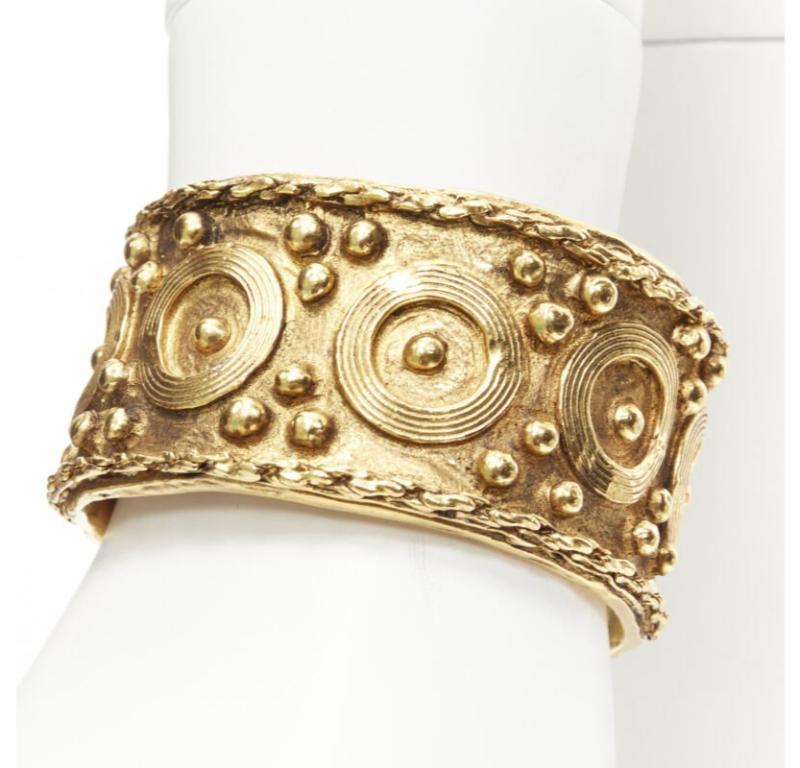 Etruskischer handgefertigter Vintage-Armreif aus vergoldetem Gold von CHANEL Haute Couture
Referenz: BMPA/A00152
Marke: Chanel
Designer: Karl Lagerfeld
Collection'S: Haute Couture der 1990er Jahre
MATERIAL: Metall
Farbe: Gold
Muster: