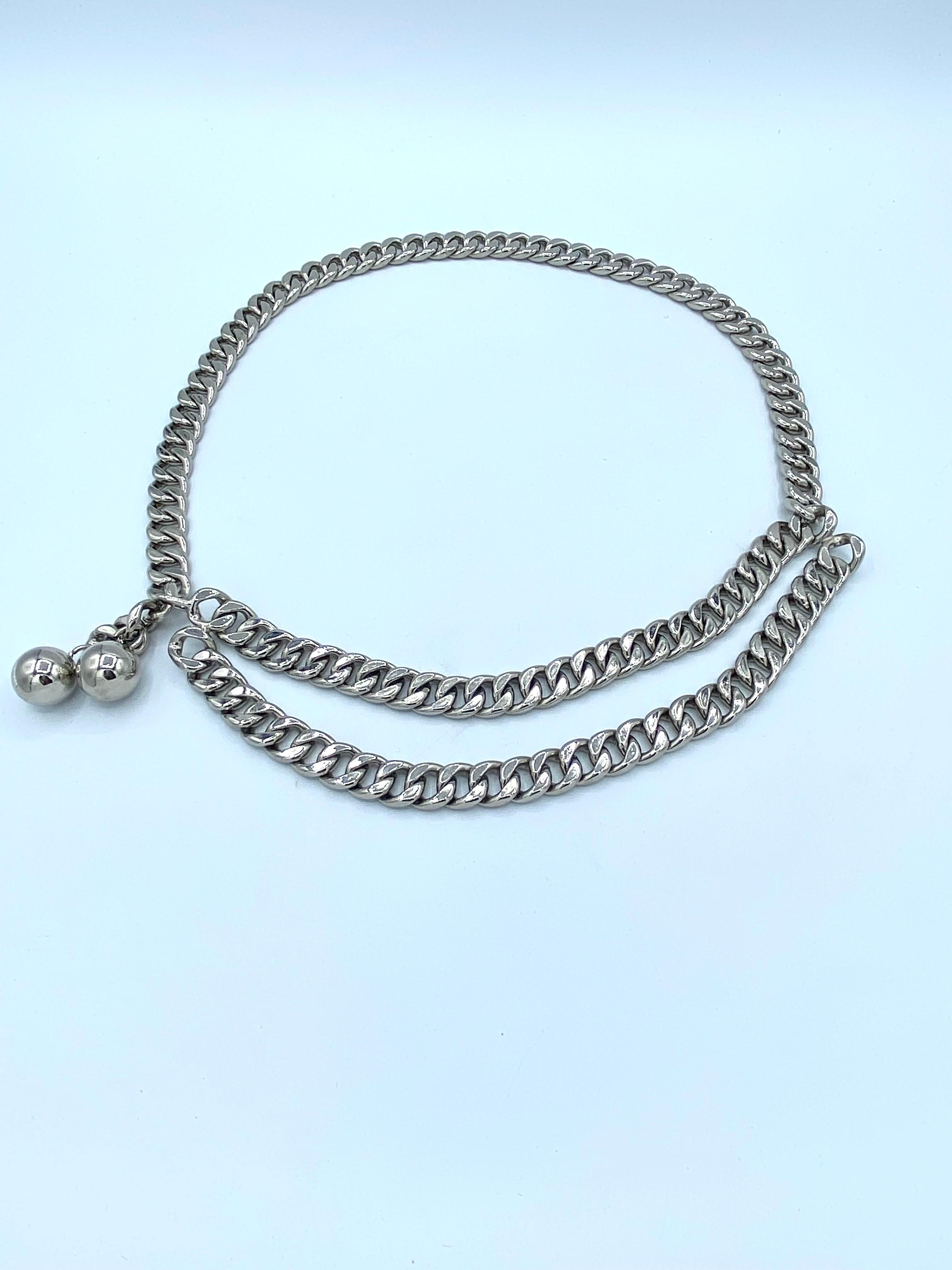 Vintage Chanel belt in silver links dating from the 1990s, hook closure stamped Chanel, ending with two bells.
At the widest the belt is 85cm.
The width of the chain is 1.5cm.
Comes with a Chanel box.
The belt is in very good vintage condition, only