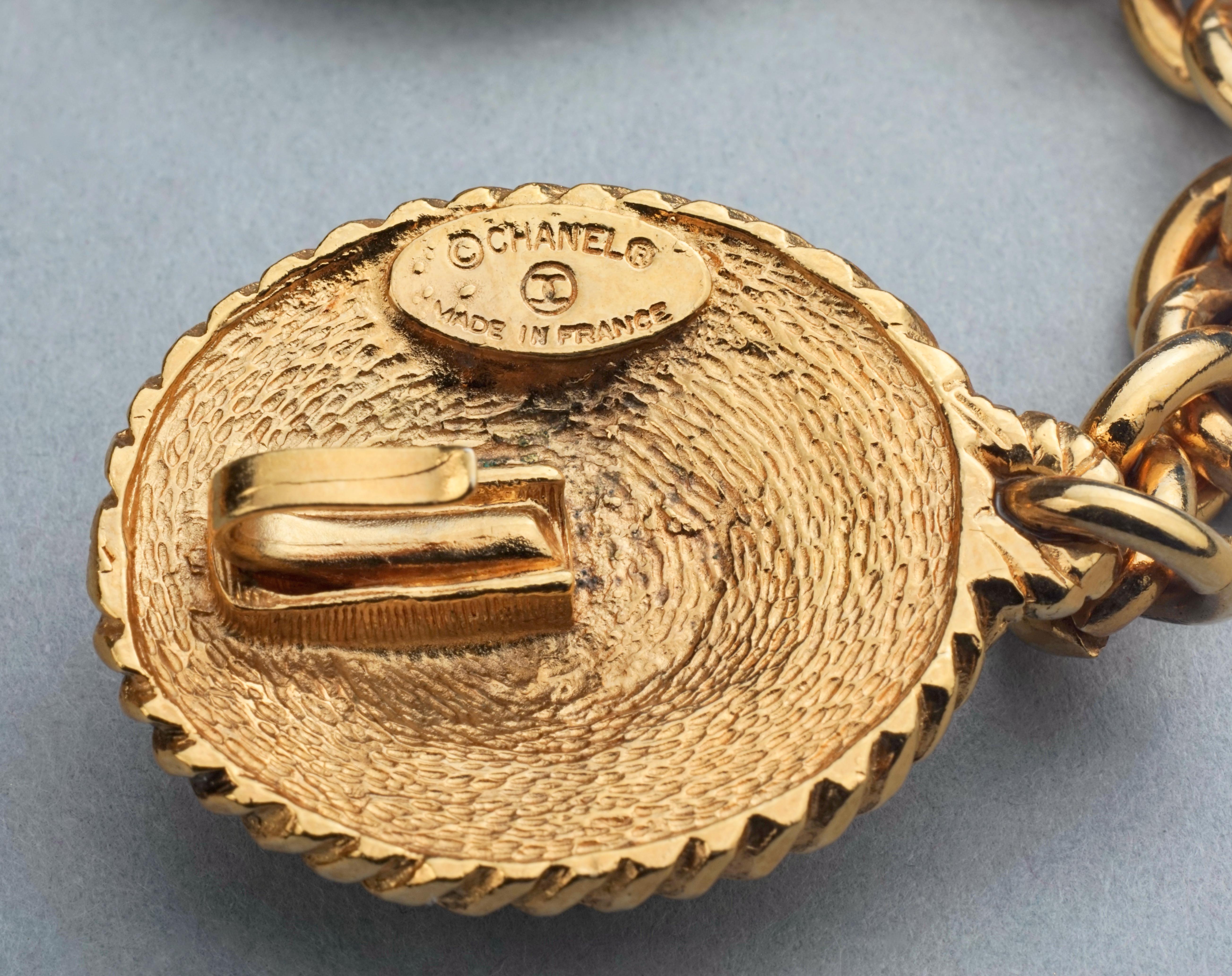 Collar Medallón Cinturón Vintage CHANEL Motivo Equitación en venta 6