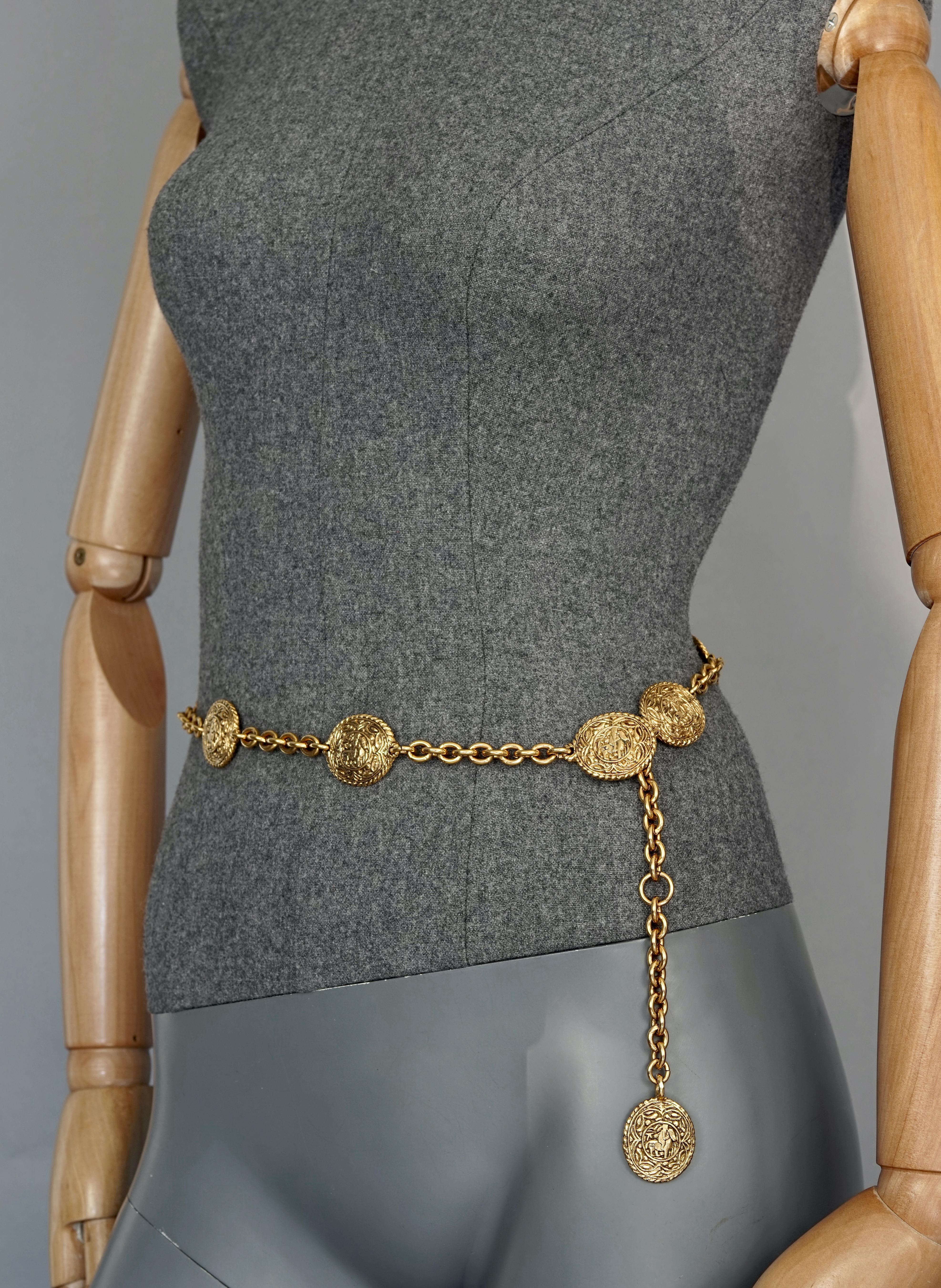 Collar Medallón Cinturón Vintage CHANEL Motivo Equitación

Medidas:
Diámetro del medallón: 3 cm (1,18 pulgadas)
Longitud total: 85 cm (33,46 pulgadas)

Características:
- 100% Auténtico CHANEL.
- Collar/ cinturón con medallón de cadena.
- Cada