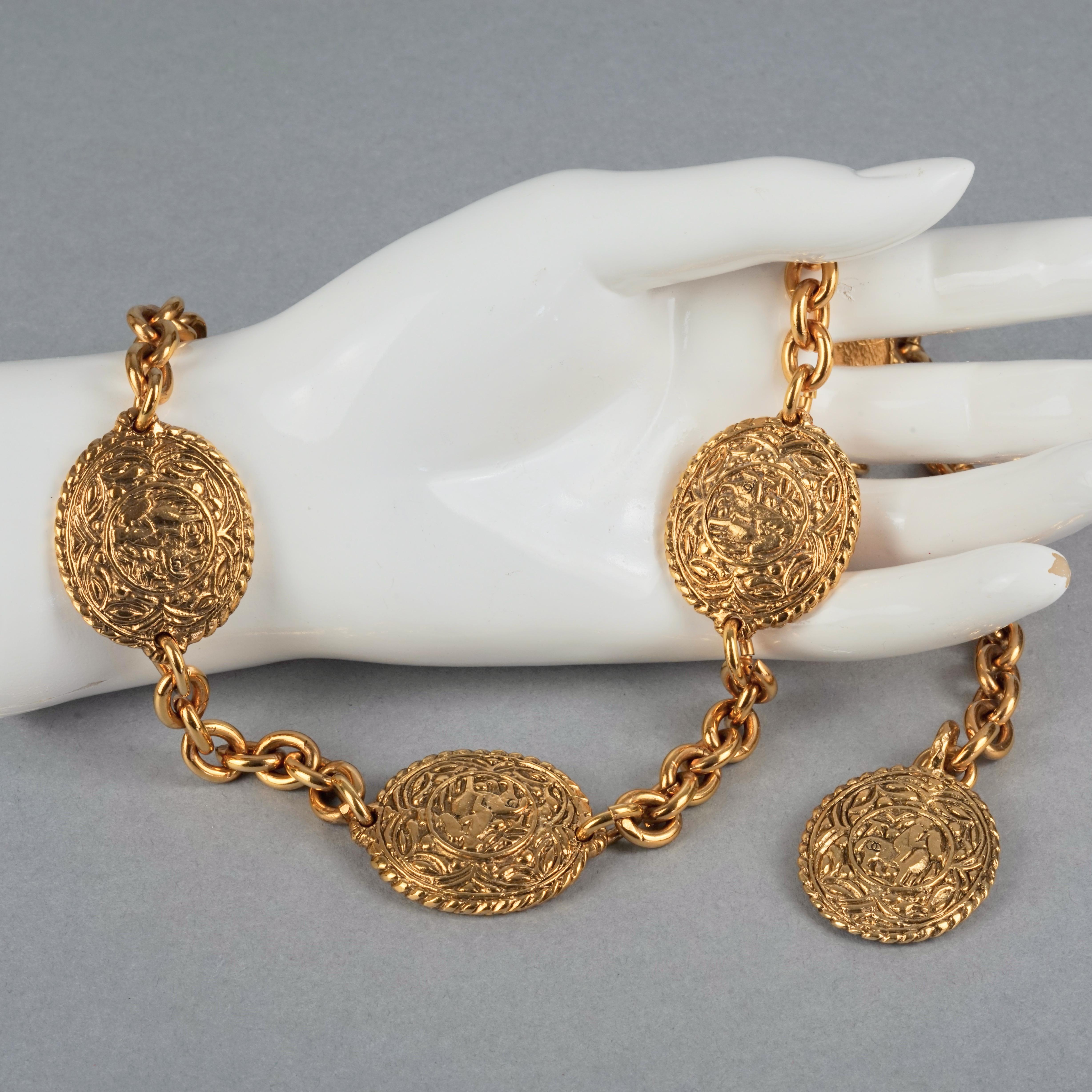 Collar Medallón Cinturón Vintage CHANEL Motivo Equitación en venta 3