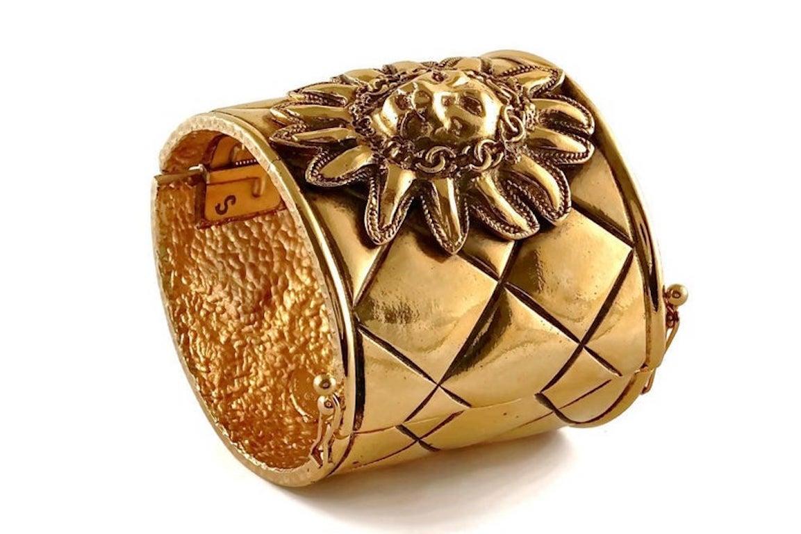 CHANEL Manchette matelassée vintage avec logo iconique tête de lion et logo Bon état - En vente à Kingersheim, Alsace