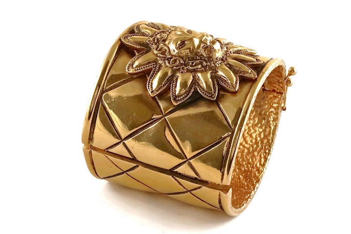CHANEL Manchette matelassée vintage avec logo iconique tête de lion et logo Pour femmes en vente