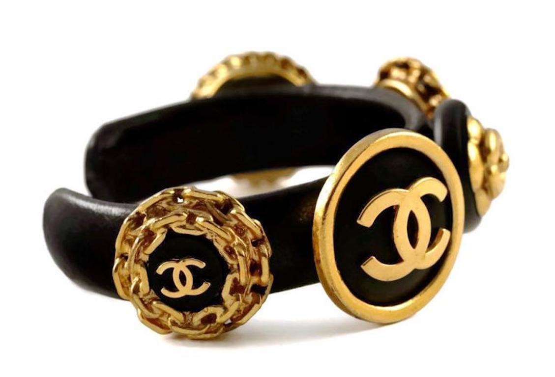 Vintage CHANEL Iconic Logo Lamb Skin Leather Cuff Bracelet In Good Condition In Kingersheim, Alsace