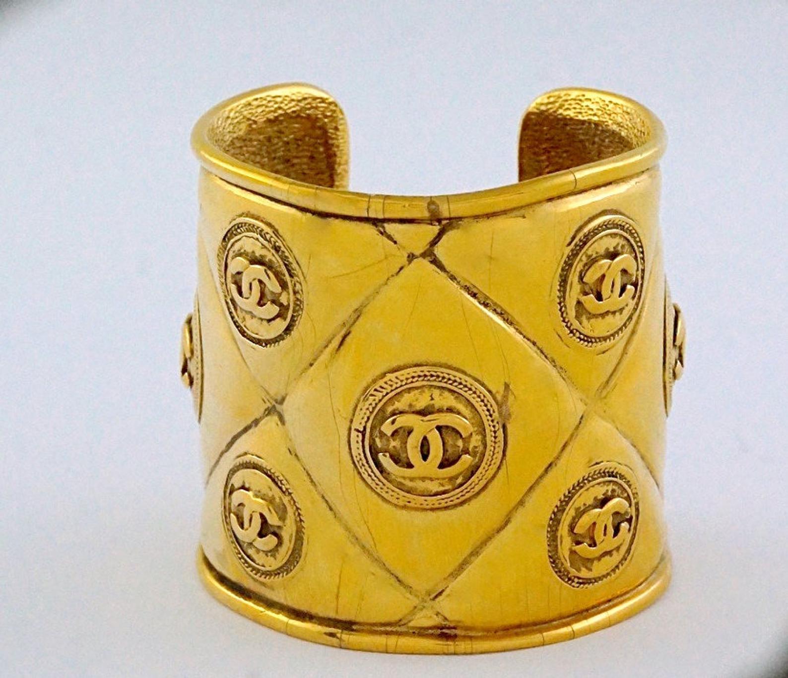 Vintage CHANEL Iconic Quilted Logo Coin Cuff Bracelet In Fair Condition In Kingersheim, Alsace