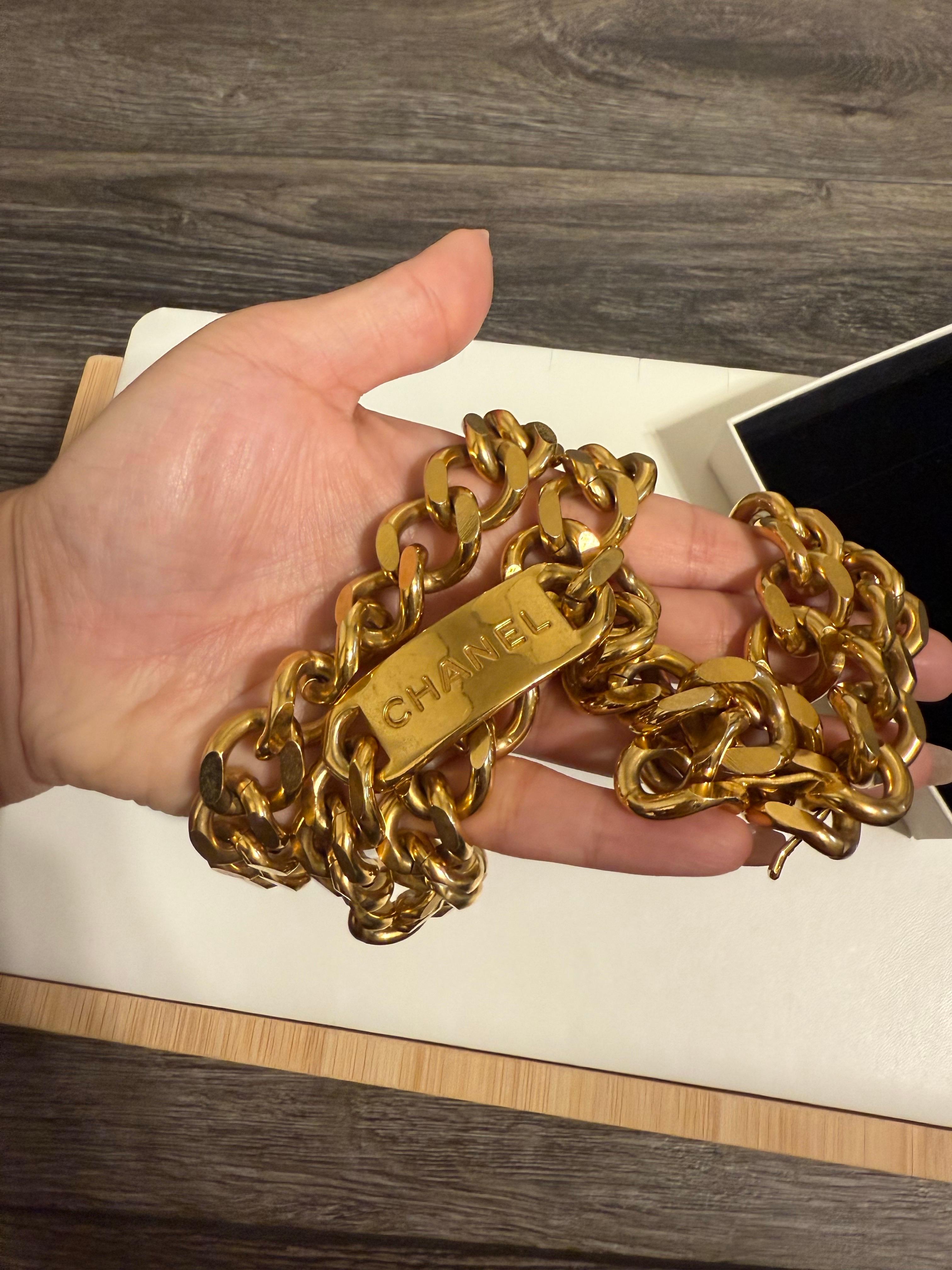 Vintage chunky gold CHANEL name plate Chain-Link belt which can also be styled as a collar necklace
100% authentic
Made in France
Gold Plated
Clasp closure
Measurements approx.: chain length 32