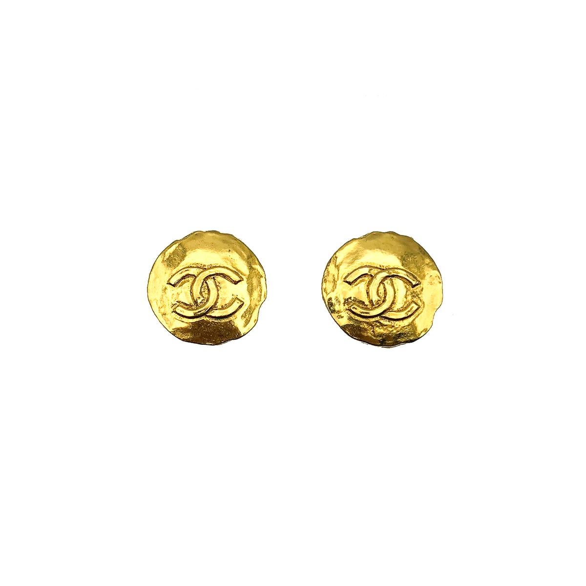 Une ancienne paire de boucles d'oreilles Vintage CC Logo Coin. Datant de la fin des années 70, début des années 80. Fabriqué en métal plaqué or. Le logo CC emboîté sur un disque byzantin inspiré d'une pièce de monnaie. En très bon état, sans dommage
