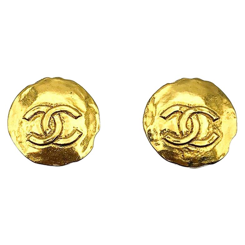 Chanel Boucles d'oreilles vintage avec pièce de monnaie imbriquée CC d'inspiration byzantine, années 1980 en vente